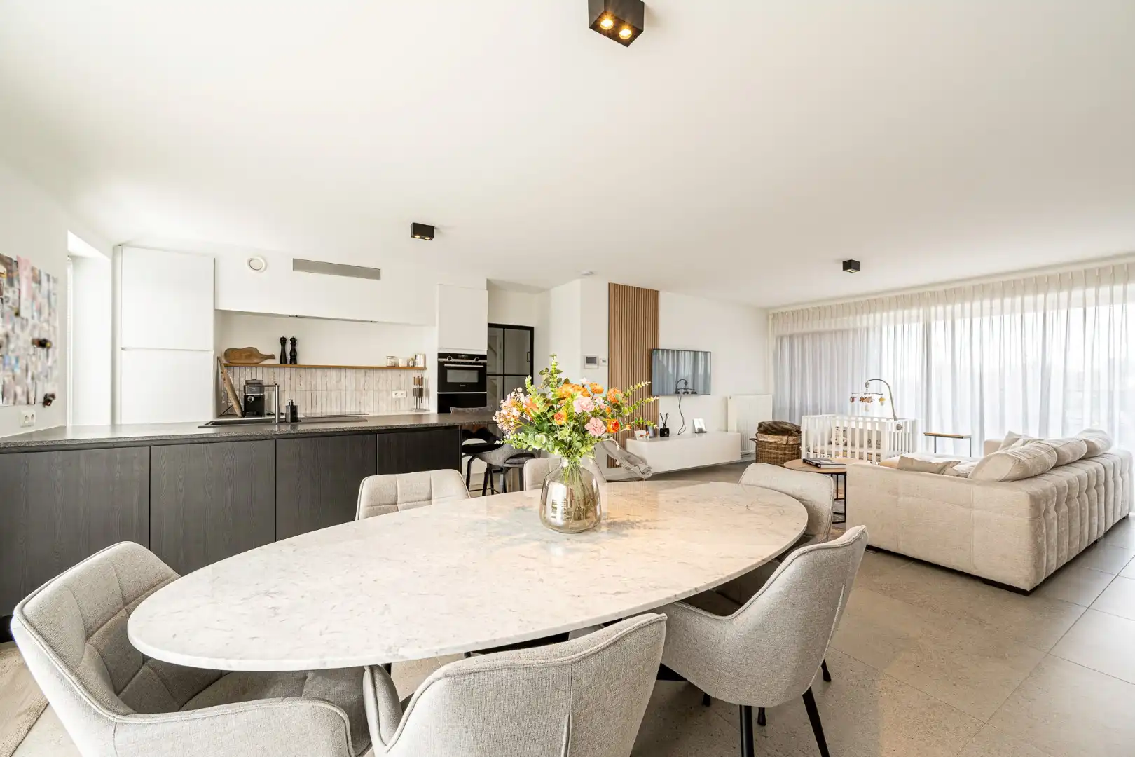 Instapklaar duplex-appartement met 3 slaapkamers, 2 terrassen en garage in Moorslede foto {{pictureIndex}}