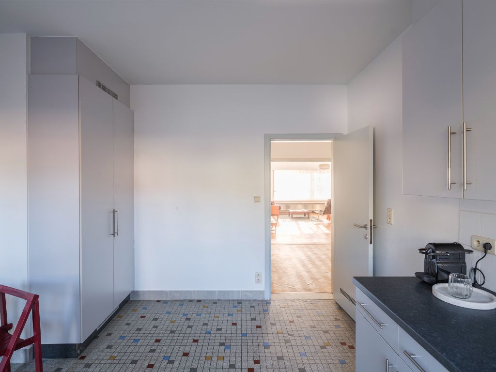 Een stijlvol appartement in de&nbsp;Sportstraat, met een warm mid-century karakter en hedendaags wooncomfort. foto 6