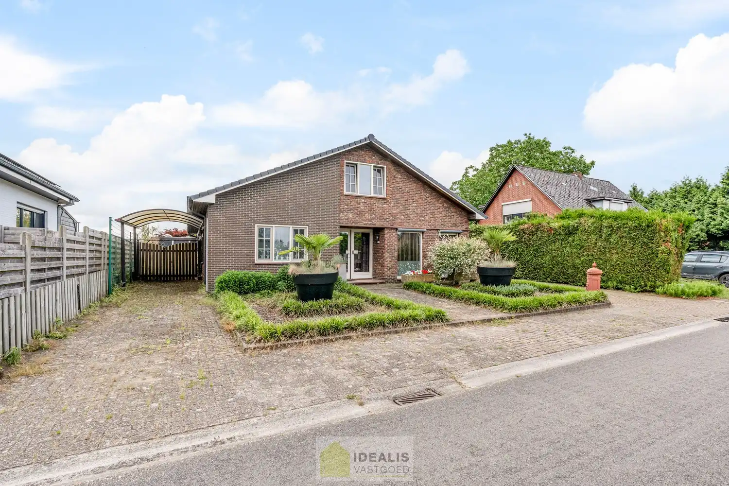 IDEALIS VASTGOED – RUIME, GERENOVEERDE EN INSTAPKLARE WONING MET 3 GELIJKVLOERSE SLAAPKAMERS, LICHTRIJKE LEEFRUIMTE MET OPEN KEUKEN ÉN AFGEWERKTE 2e VERDIEPING MET TOTALE BEWOONBARE OPPERVLAKTE VAN MAAR LIEFST +232M²!! DE WONING IS GELEGEN OP EEN KNAP PERCEEL VAN 7A 92CA IN HET GEGEERDE HERENT (PELT). Deze unieke woning omvat een ruime +-232m² netto bewoonbare oppervlakte met een gezellige woonkamer met aansluitend ruime keuken voorzien van alle comfort met aparte achterinkom/veranda, 3 slaapkamers, uitgeruste badkamer voorzien van douche en ligbad én een volledig afgewerkte 2e verdieping die fungeert als woongedeelte met eigen woonkamer, slaapkamer(s) en badkamer. De woning biedt verder een extra ruime garage, pergola, … Een unieke kans voor kandidaten op zoek naar een instapklare woning voorzien van alle luxe, ruimte en vlakbij tal van faciliteiten. foto 4