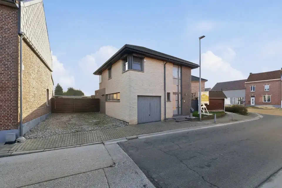 GEZELLIGE GEZINSWONING MET GARAGE IN SINT-TRUIDEN foto {{pictureIndex}}