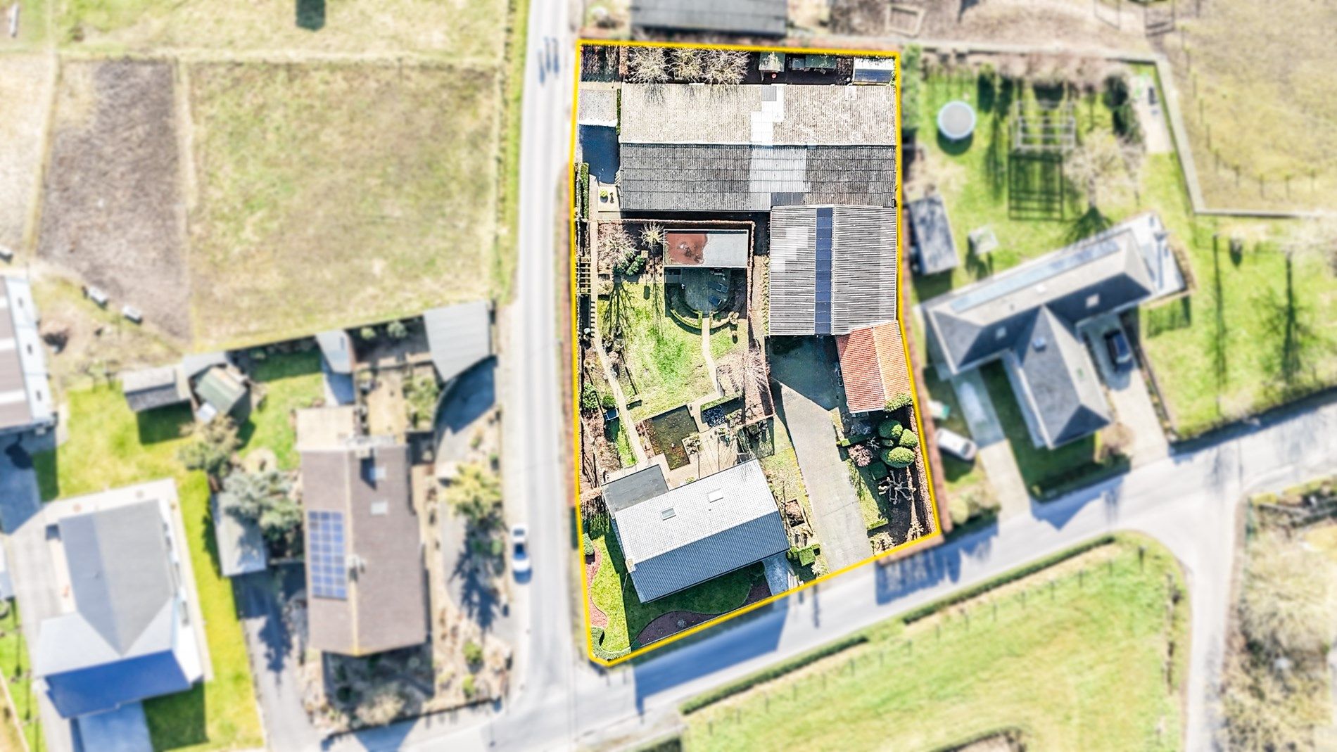 Karaktervolle villa met loodsen te koop in Torhout! foto 21