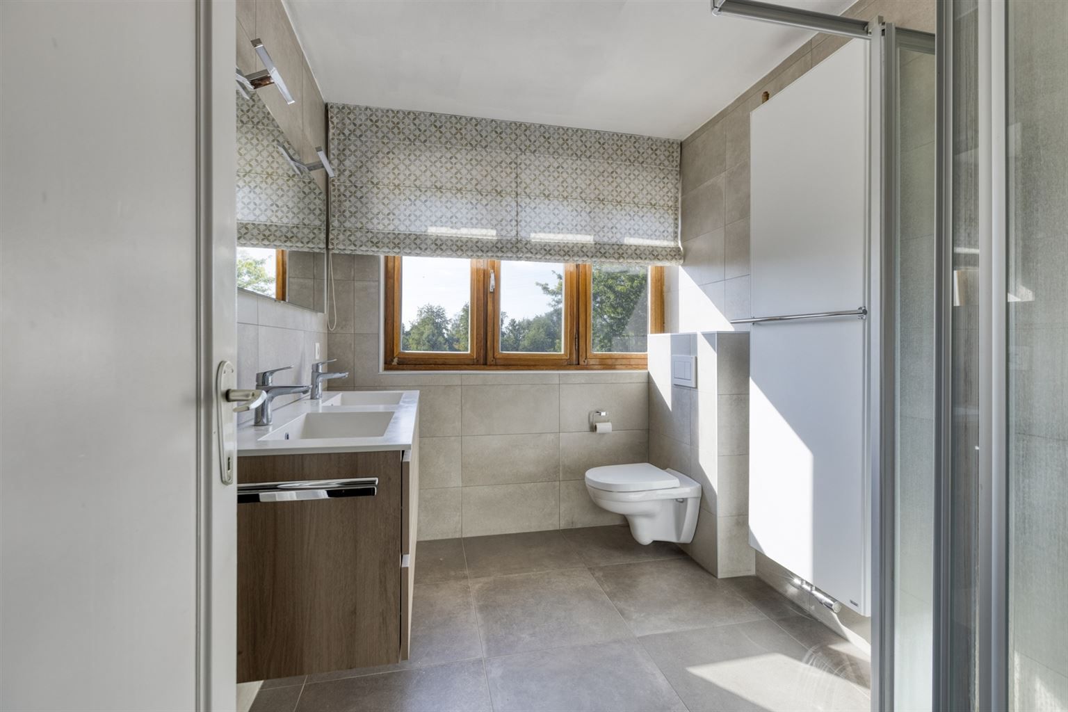Karaktervolle, vrijstaande woning met 4 slaapkamers, veranda, dubbele garage, volledig onderkelderd op een perceel van 17a48ca, centraal gelegen bij het centrum. foto 27