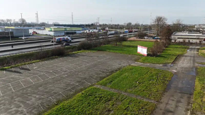 Magazijn met kantoren te huur foto 14