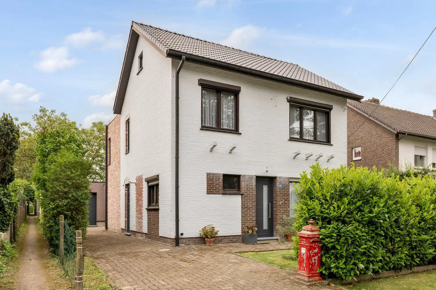 Ruime rustige vrijstaande woning met nieuwbouw-uitbouw foto {{pictureIndex}}