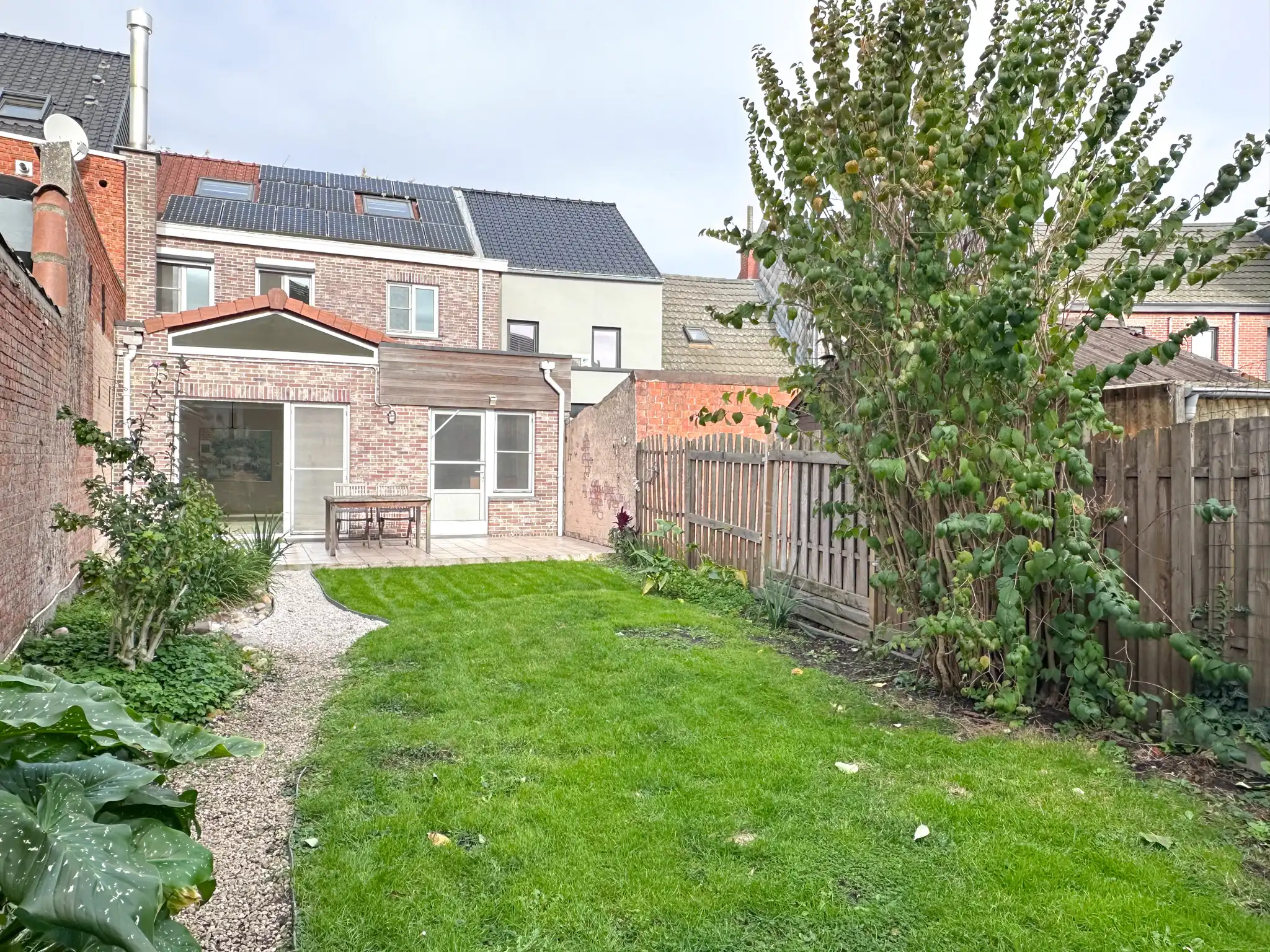 Woning met twee slaapkamers, dressing, garage en tuin te huur in het hartje van Melsele foto 2