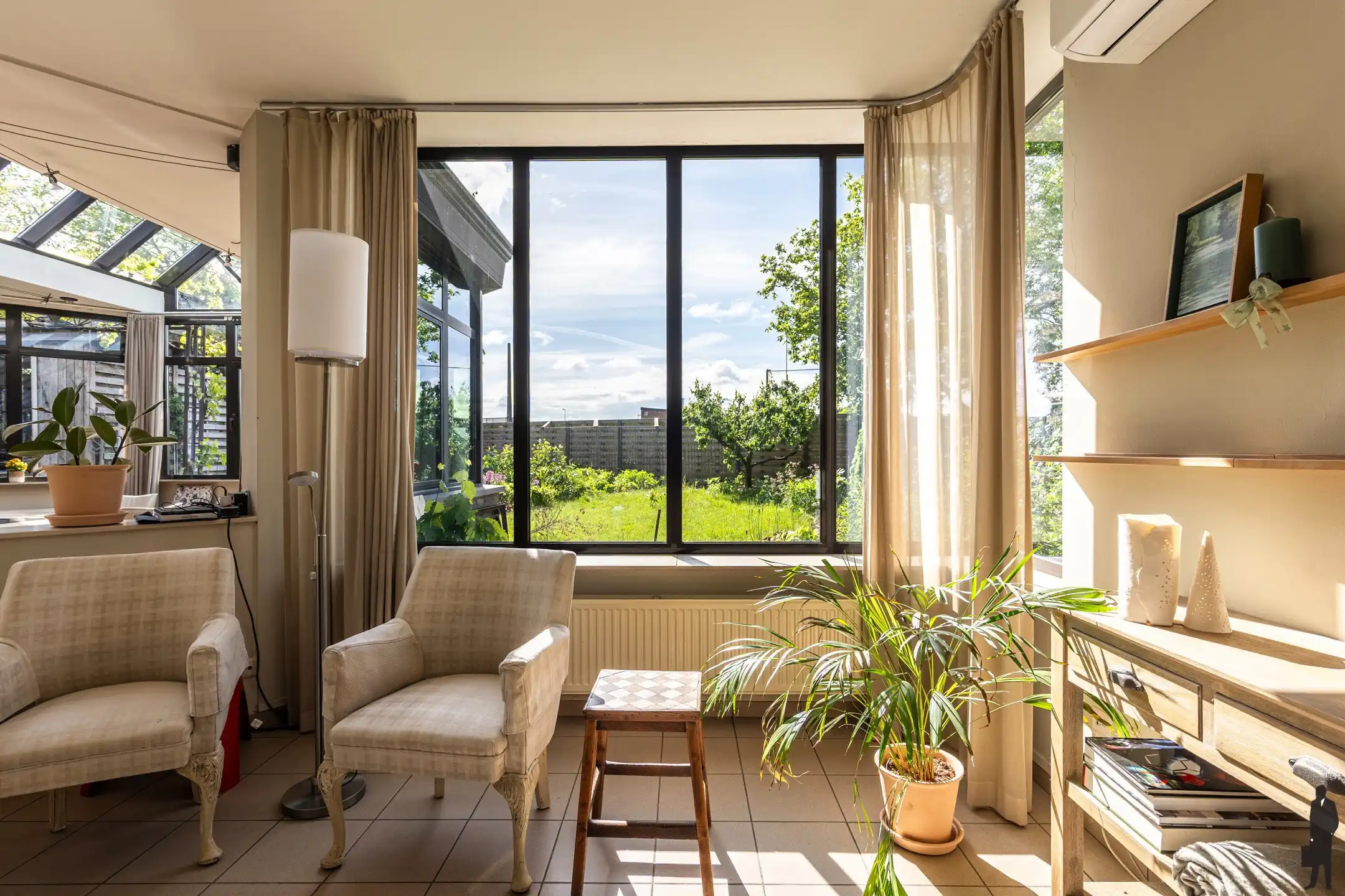 Vrijstaande, ruime gezinswoning met 5-7 slpk. en/of mogelijkheden tot kantoor - beroep aan huis foto 5