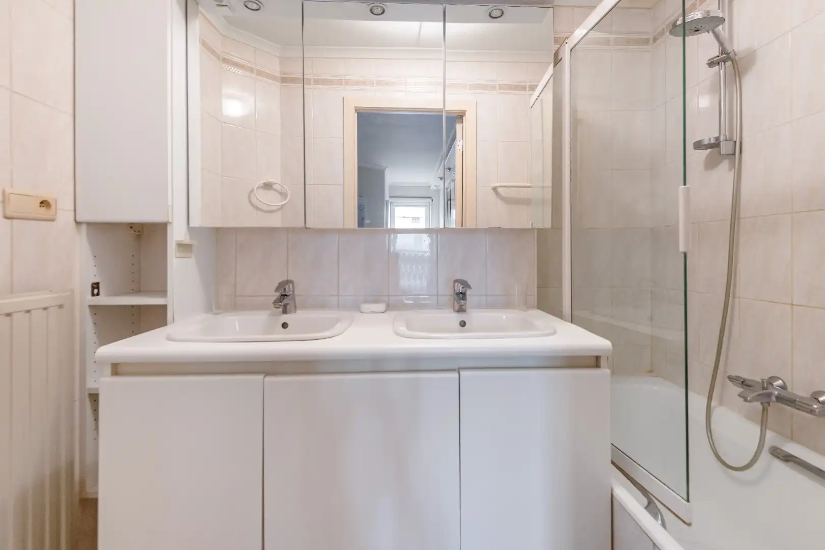 Aangenaam appartement met twee slpks gelegen op de Parmentierlaan vlakbij de Bayauxlaan. Parking mogelijk! foto 10