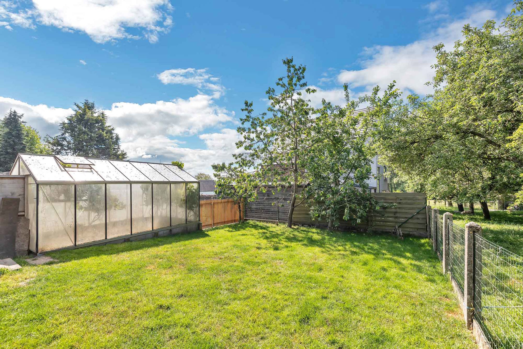 Instapklare woning met ruime garage en tuin foto 27
