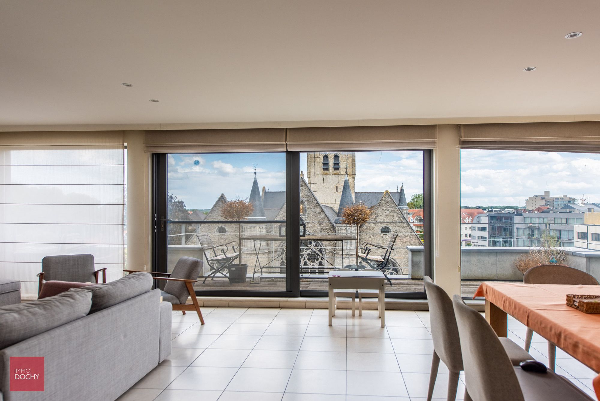 Heel ruim appartement op topligging met zicht op de markt foto 2