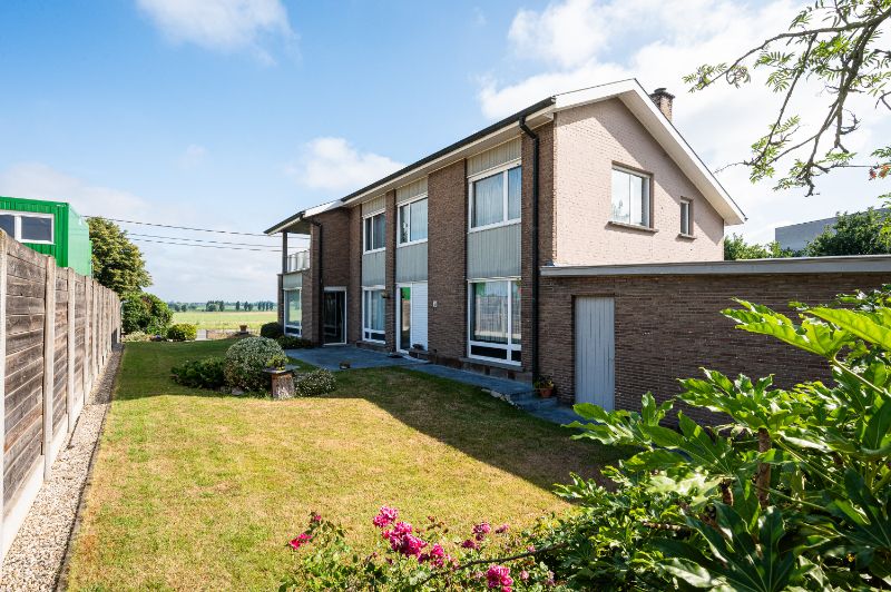 Zeer degelijke woning met veel potentieel foto 4