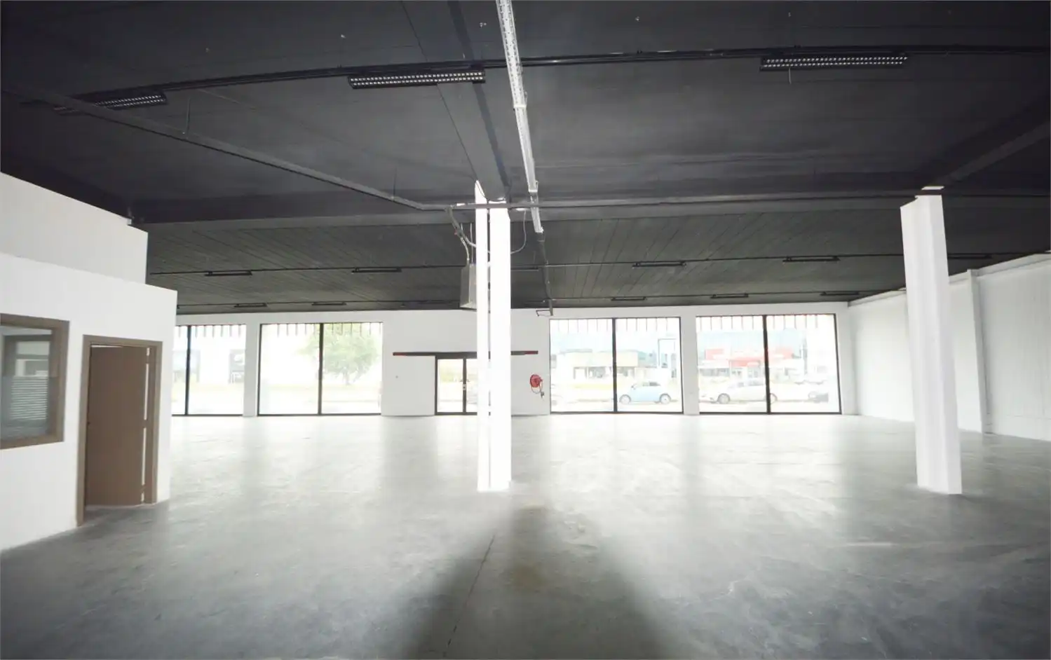 ** IN OPTIE ** COMMERCIEEL GEBOUW BAANLOCATIE MET PARKING NABIJ MCDONALDS foto 10