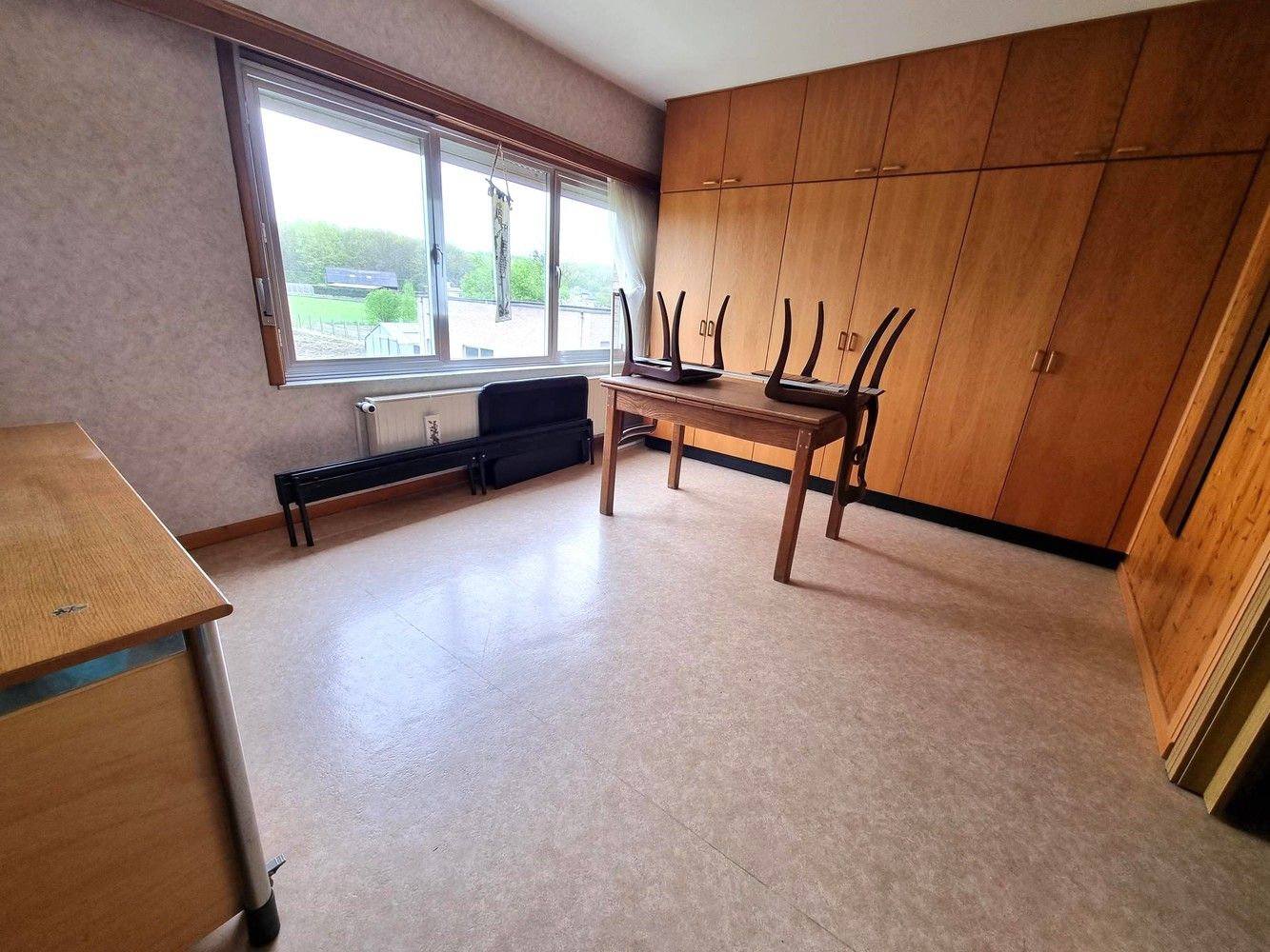 Zeer ruime woning met 6 slaapkamers, 2 woonkamers, 2 keukens, inpandige garage en groot bijgebouw. foto 11