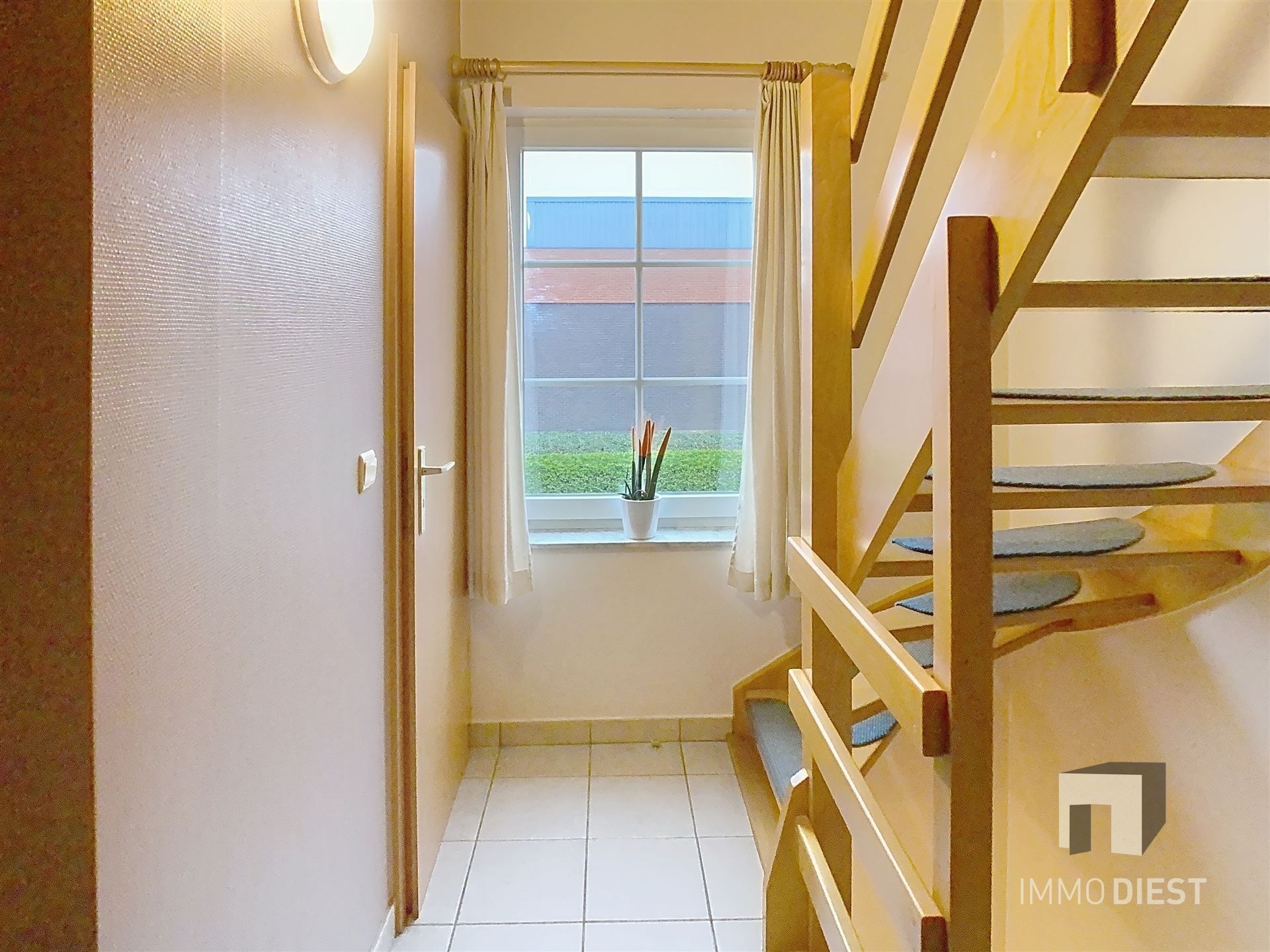 Triplex met 2 slaapkamers en inpandige garage foto 6