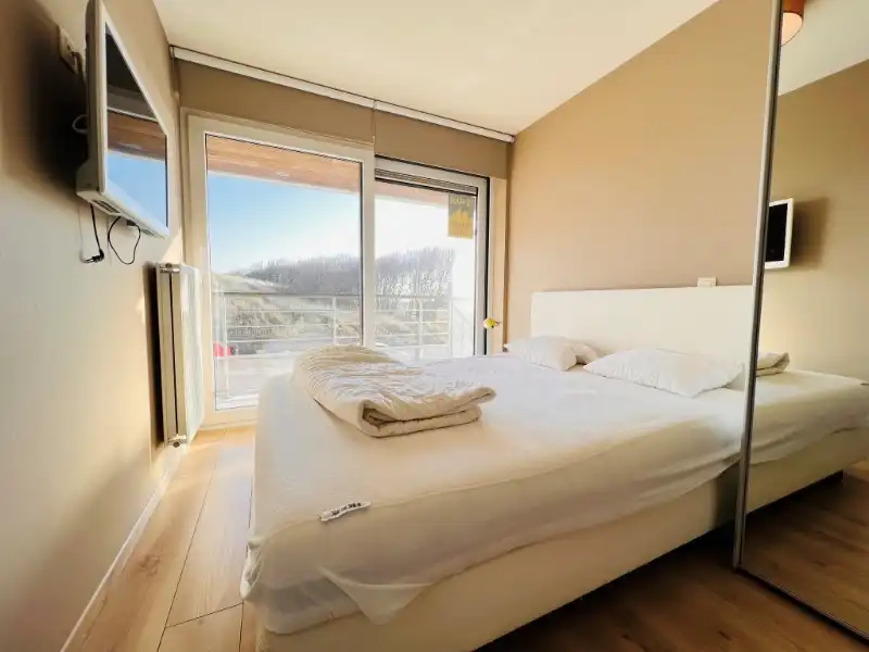 Luxueus appartement met breed terras en zijdelings zeezicht foto 12