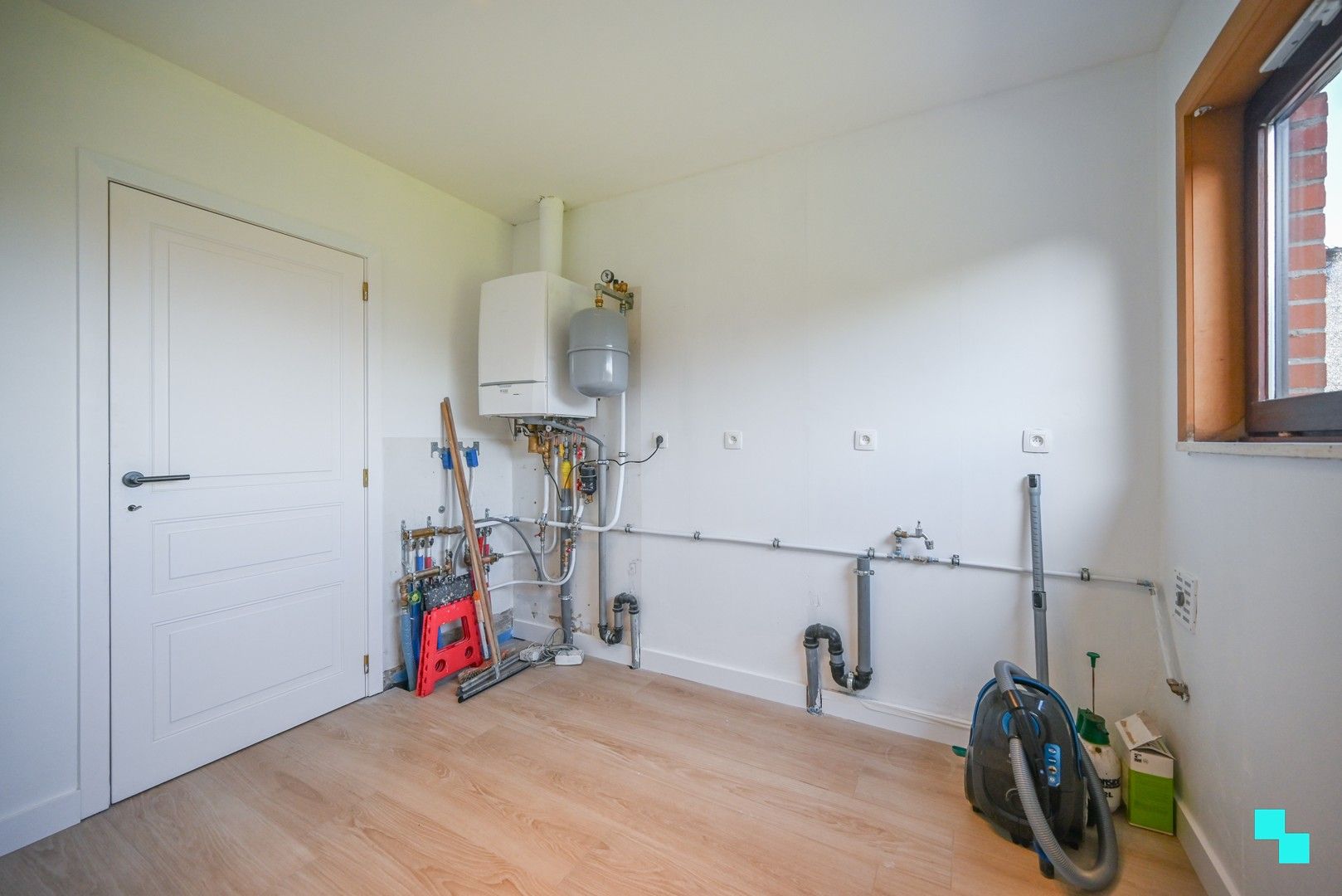 Instapklare eengezinswoning in een rustige buurt in Oostrozebeke! foto 9