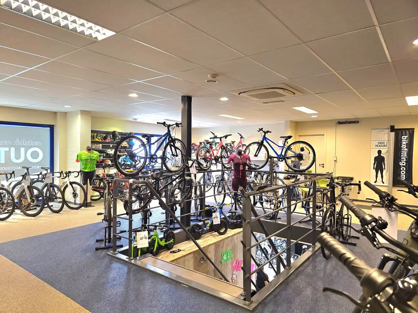 TE KOOP : WINKEL / TOONZAAL 386 m² met ruime woonst (momenteel "FIETSEN GAETHOFS") - ideale investering op een toplocatie! foto 11