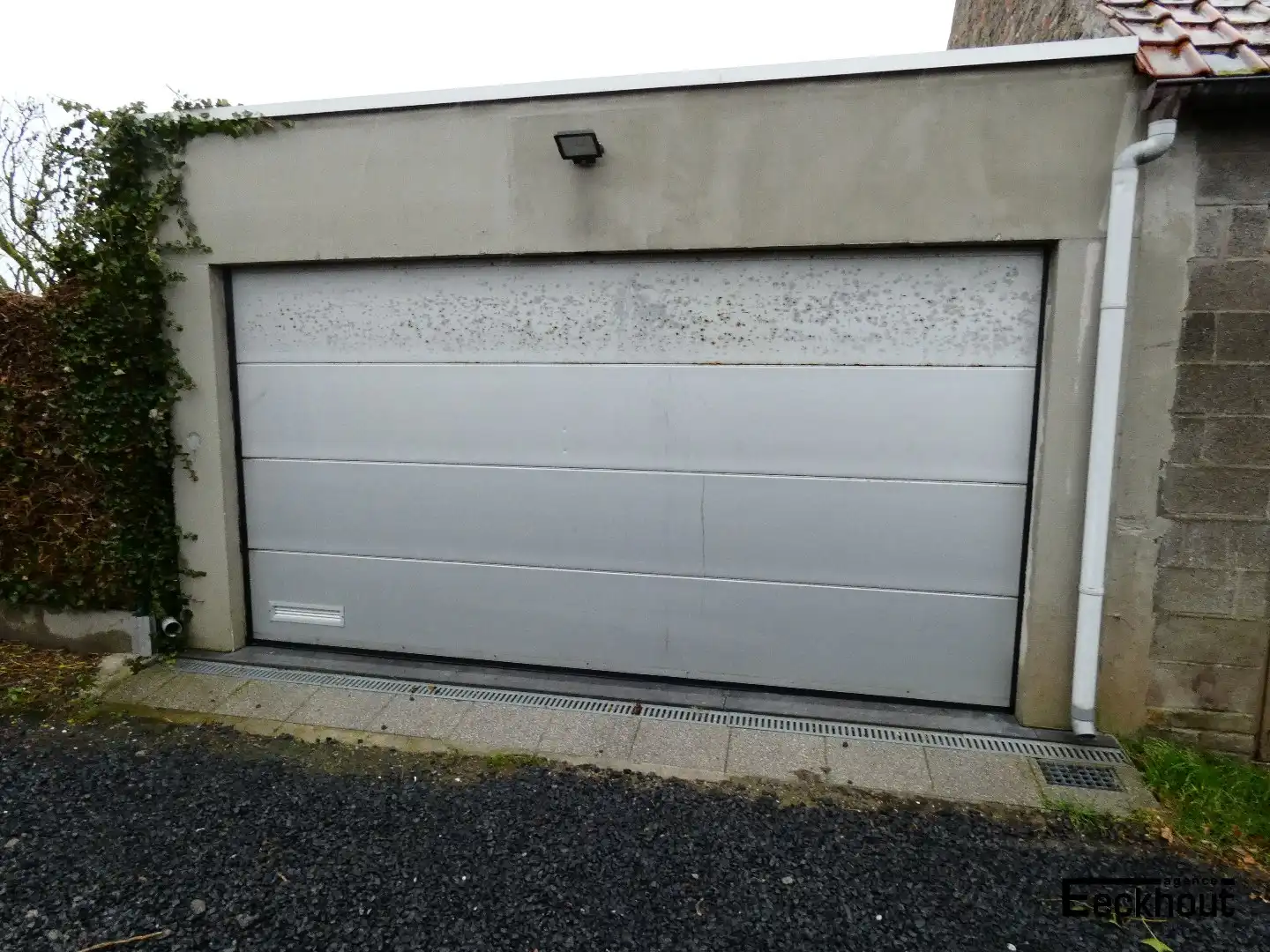 Ruime garagebox met sectionale poort foto {{pictureIndex}}