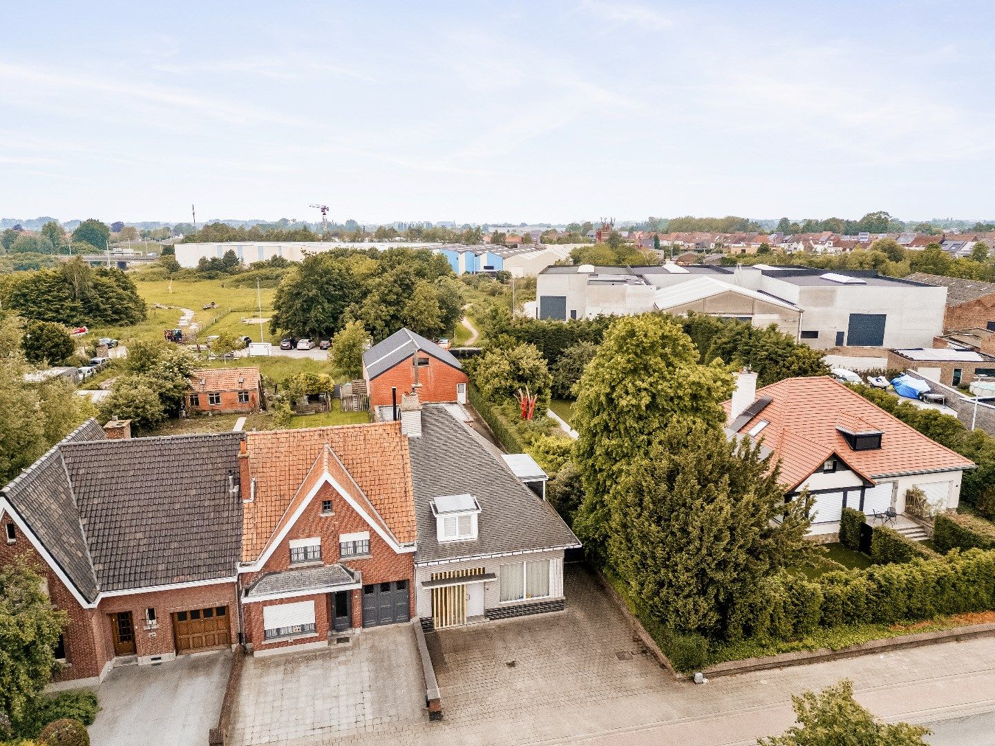 Halfopen woning met tuin, garage en loods 140m² foto 3