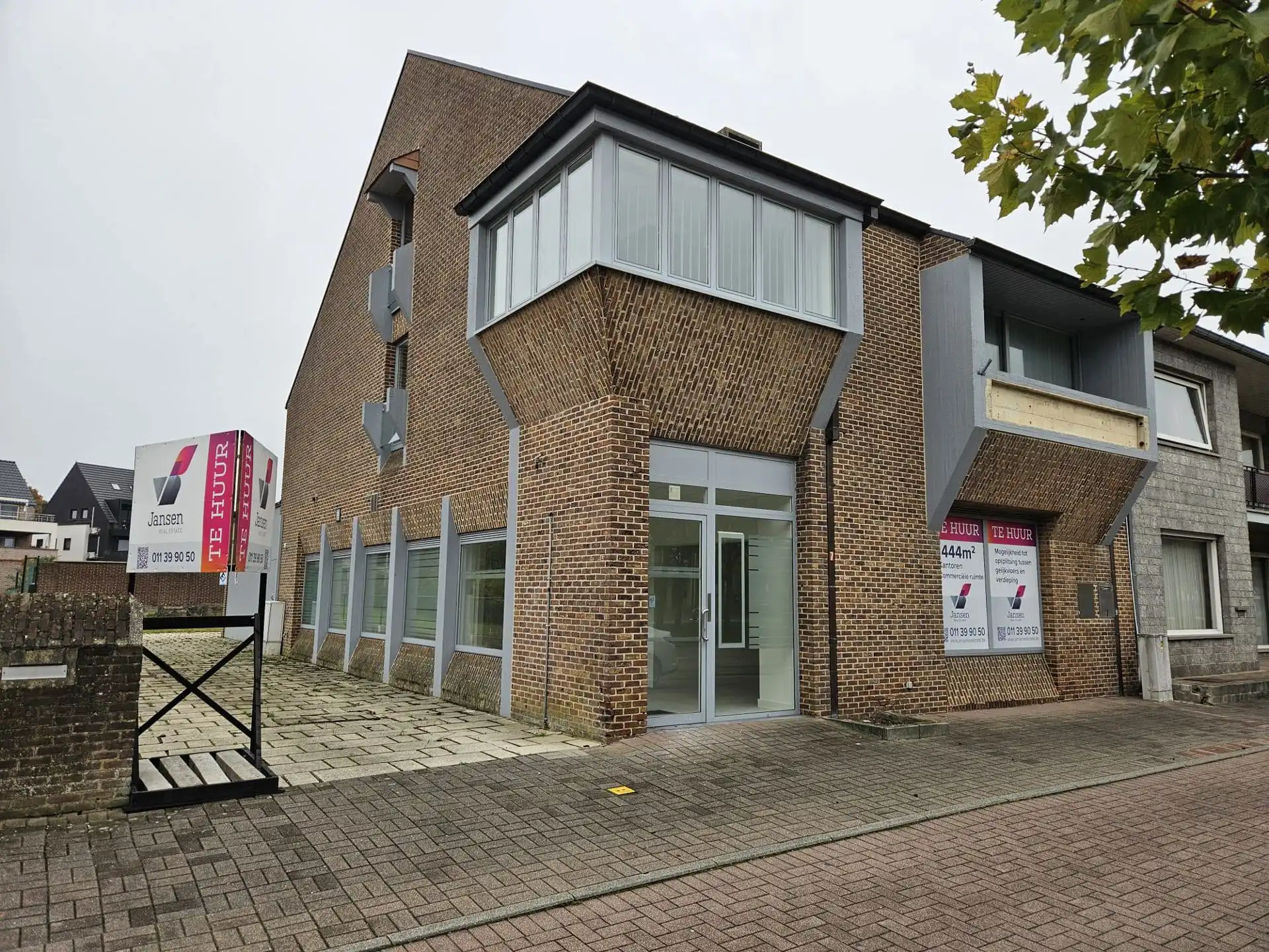 TE  HUUR in Meeuwen: kantoor/commerciële ruimte foto 2