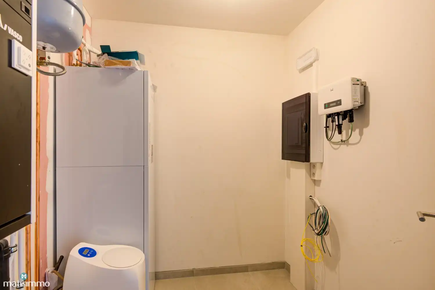 INSTAPKLAAR NIEUWBOUW GELIJKVLOERSAPPARTEMENT MET RUIM TERRAS, BUITENBERGING EN CARPORT IN HET HARTJE VAN HOESELT foto 5