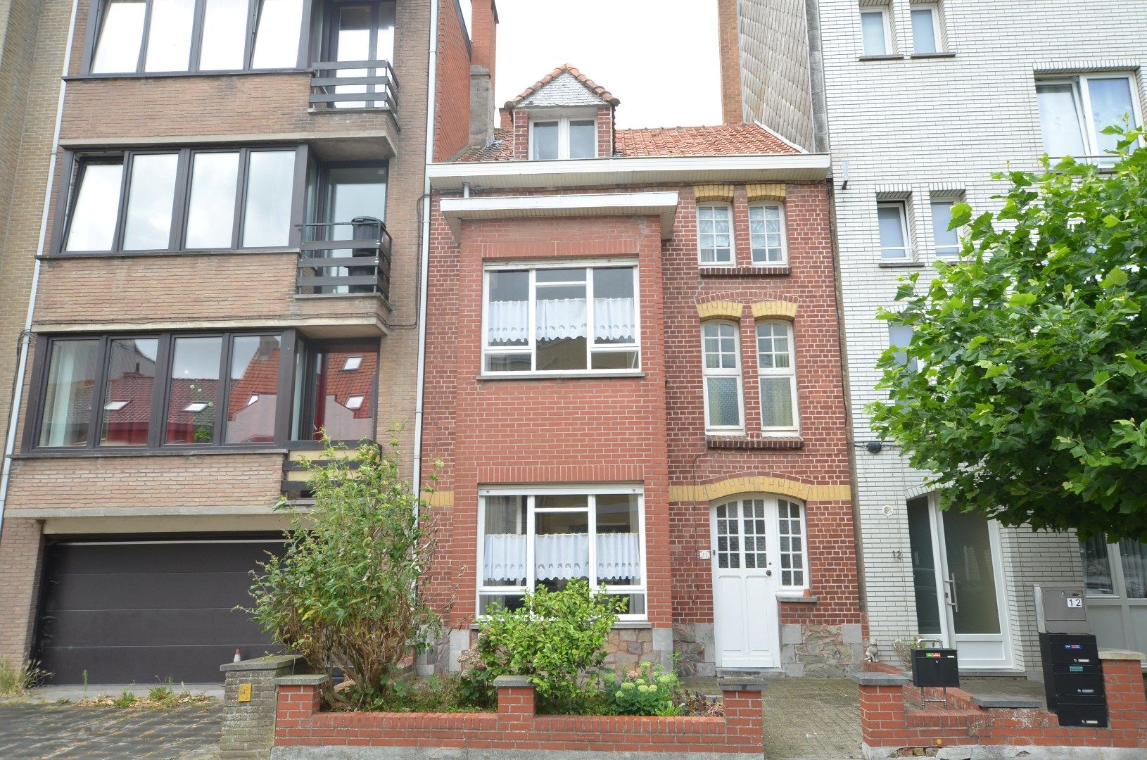 Te renoveren karaktervolle ruime woning met zonnige tuin foto {{pictureIndex}}