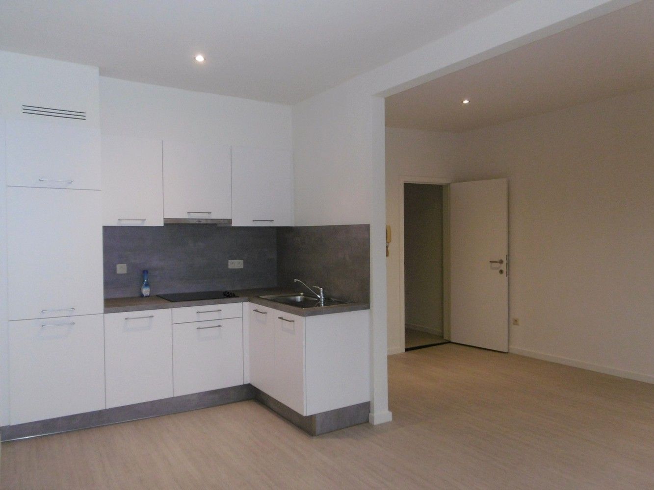 Gerenoveerd appartement op de 1ste verdieping van een gebouw, nabij het centrum van Maasmechelen. foto 3