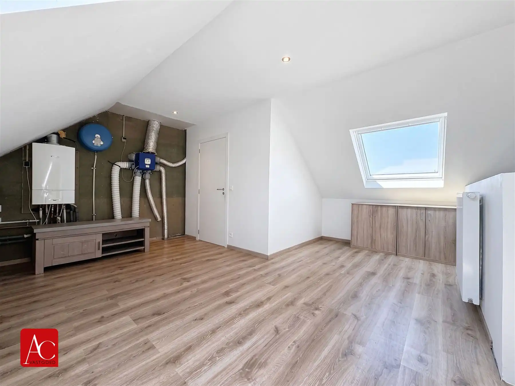 Uitzonderlijk grote gezinswoning met 6 slaapkamers en een grote tuin foto 35