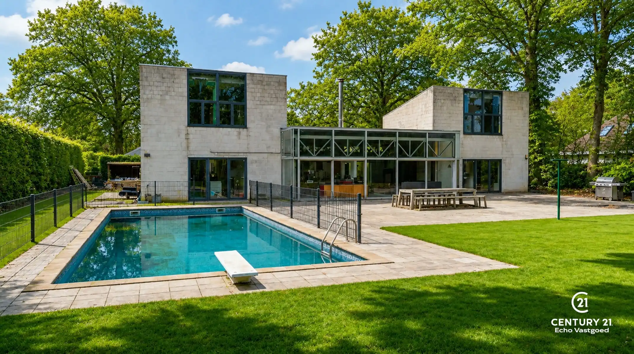 Unieke te renoveren villa in villawijk “De Lint” foto 4