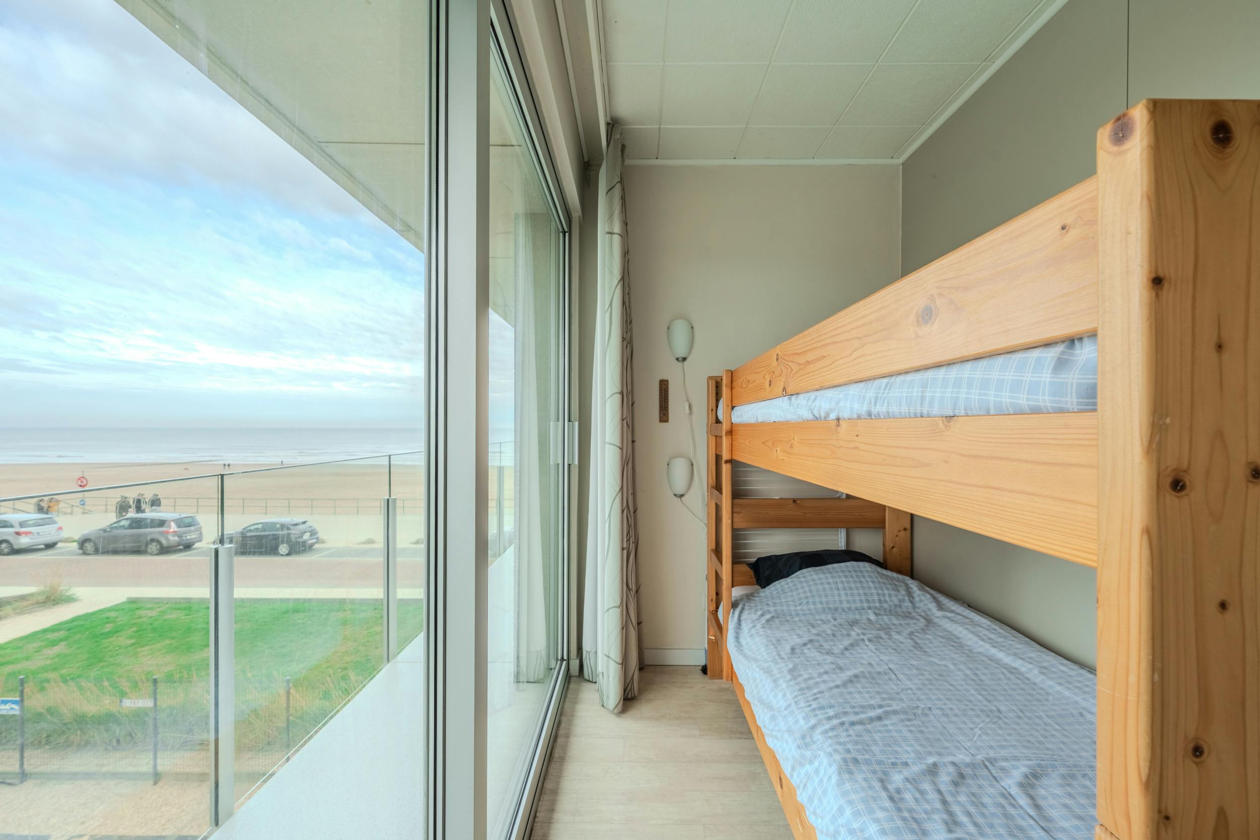 Instapklaar hoekappartement met frontaal zeezicht te koop! foto 9