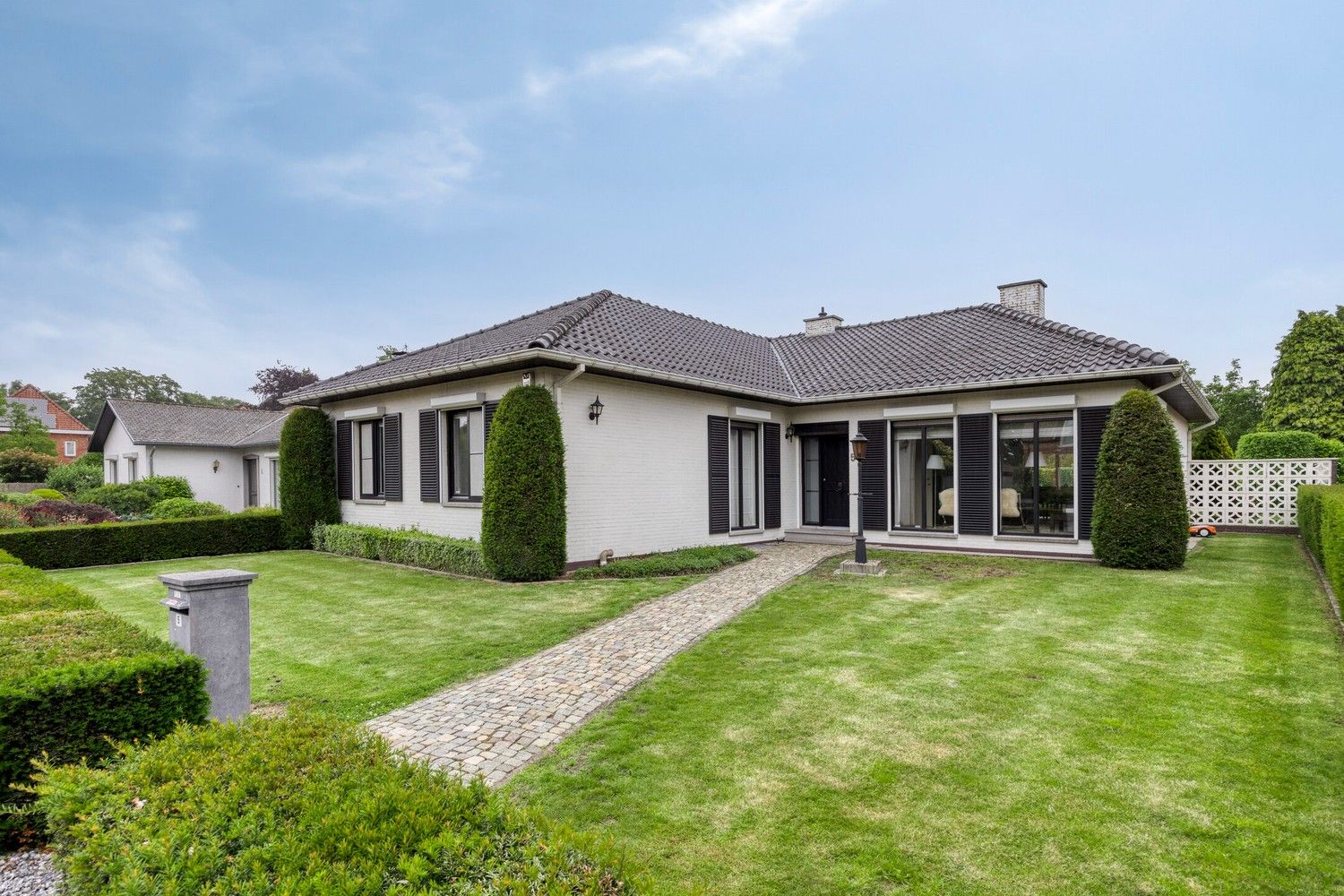 Hoofdfoto van de publicatie: Klassiek landhuis met 4 slaapkamers, bureel en ondergrondse garage op prachtig perceel van 1000 m² nabij Lommel-centrum
