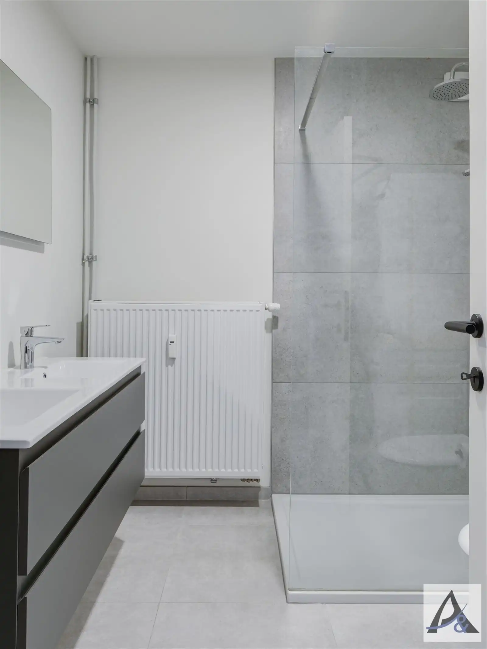 Instapklaar gelijkvloers appartement in hartje Bilzen met garage foto 17