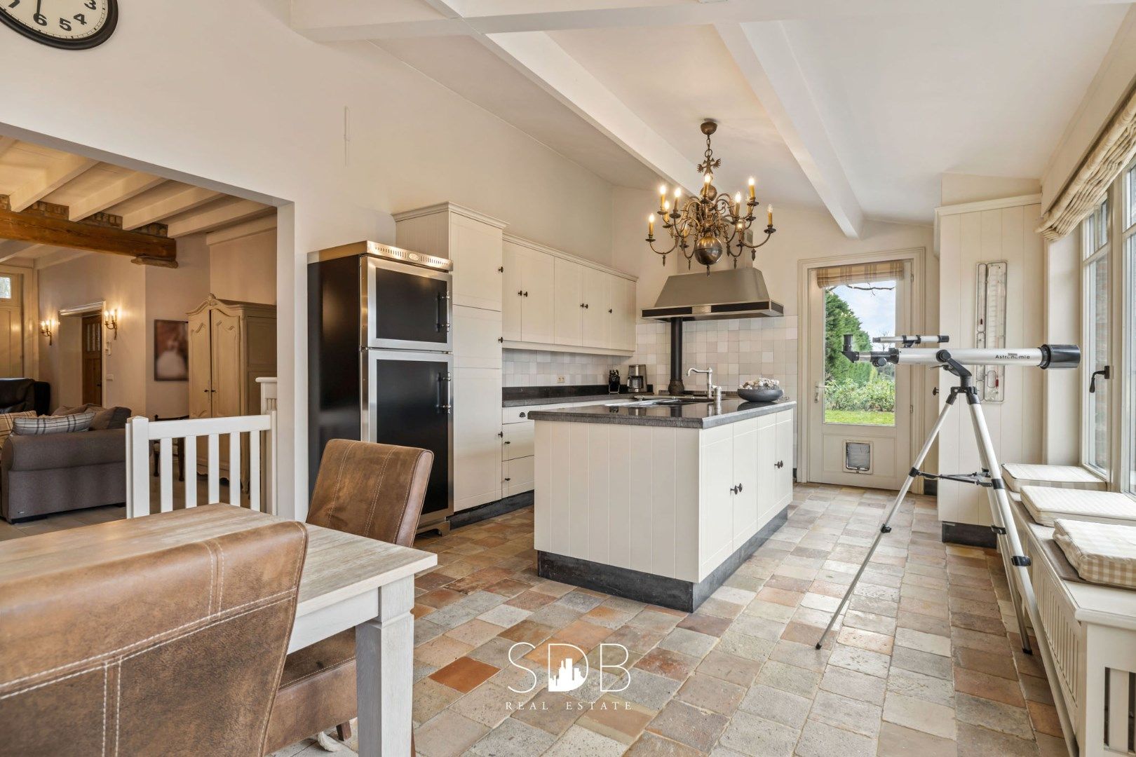 Authentieke hoeve met diverse bijgebouwen en graslanden op 93.155m² foto 10