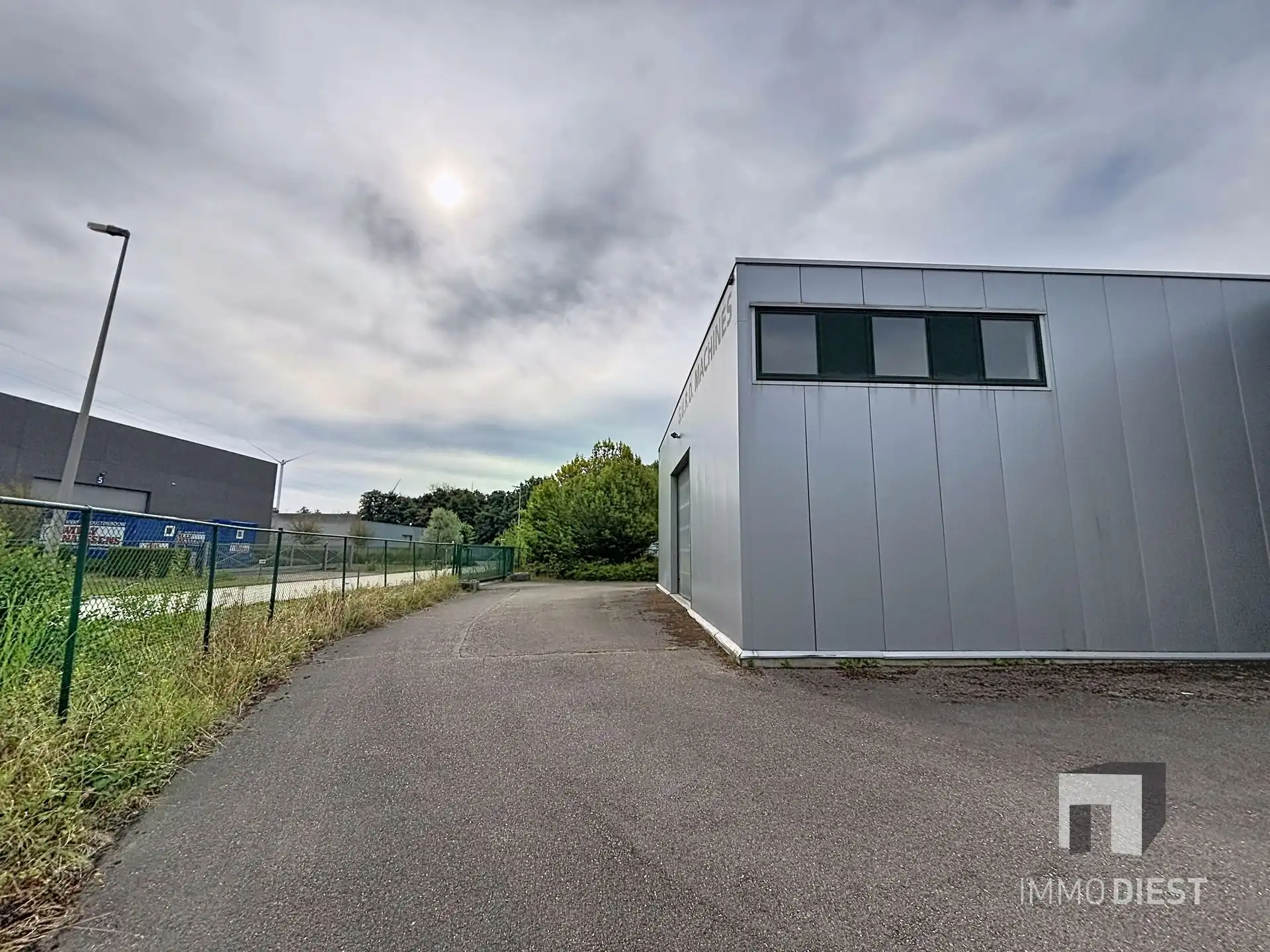 Magazijn met bureel op triple A-locatie foto 20