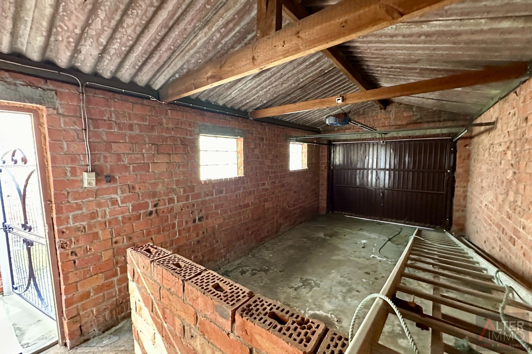 Te renoveren woning uit 1949 met achterbouw en garage op een hoekperceel van 5a 24ca. Deze open bebouwing ligt in een residentiële buurt. foto 24