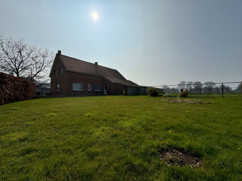 Ruime te renoveren hoeve gelegen in het groen op 1182m². foto 7