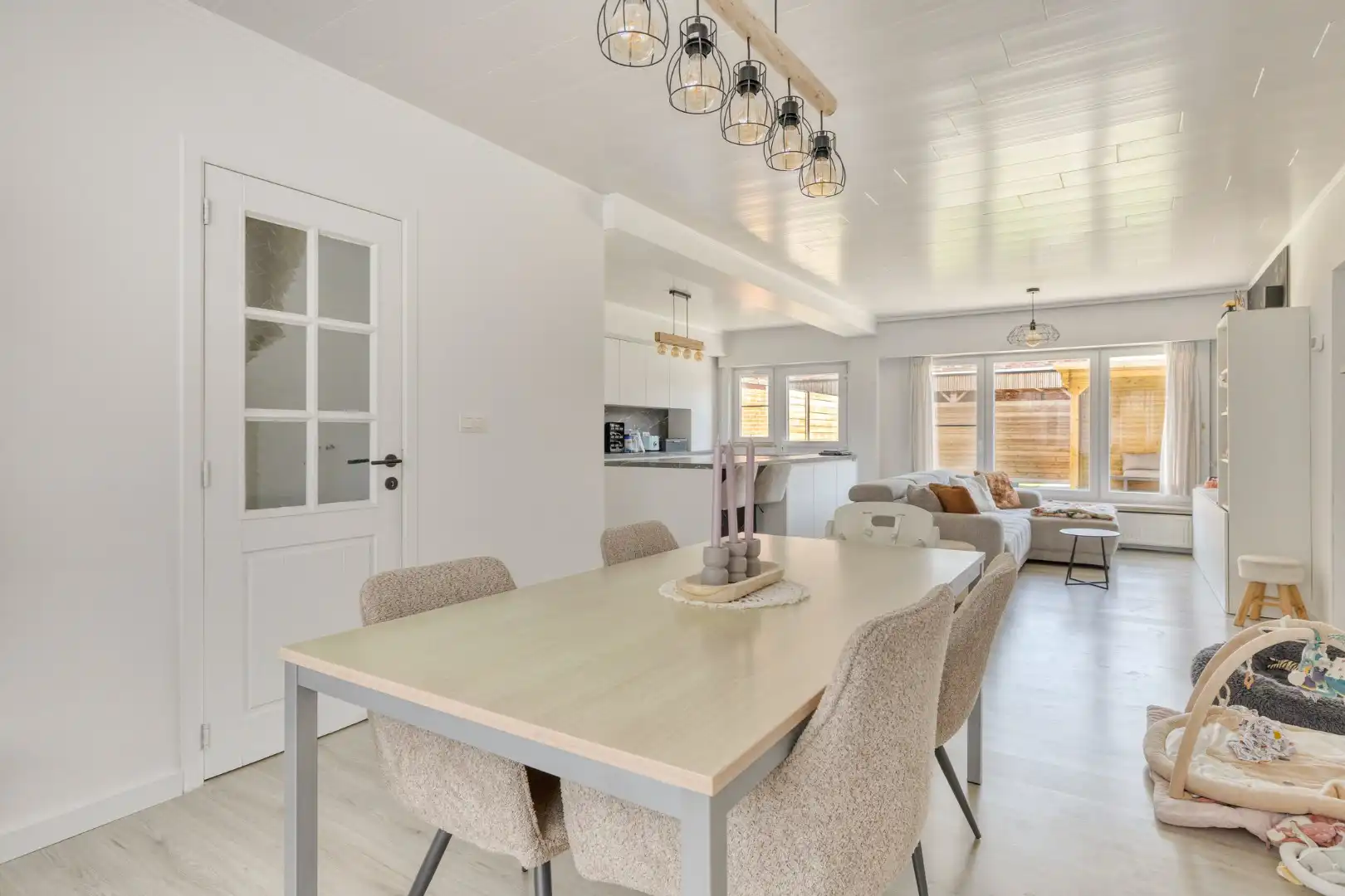 Instapklare, gerenoveerde gezinswoning met 3 slaapkamers op topligging in Meulebeke foto 2