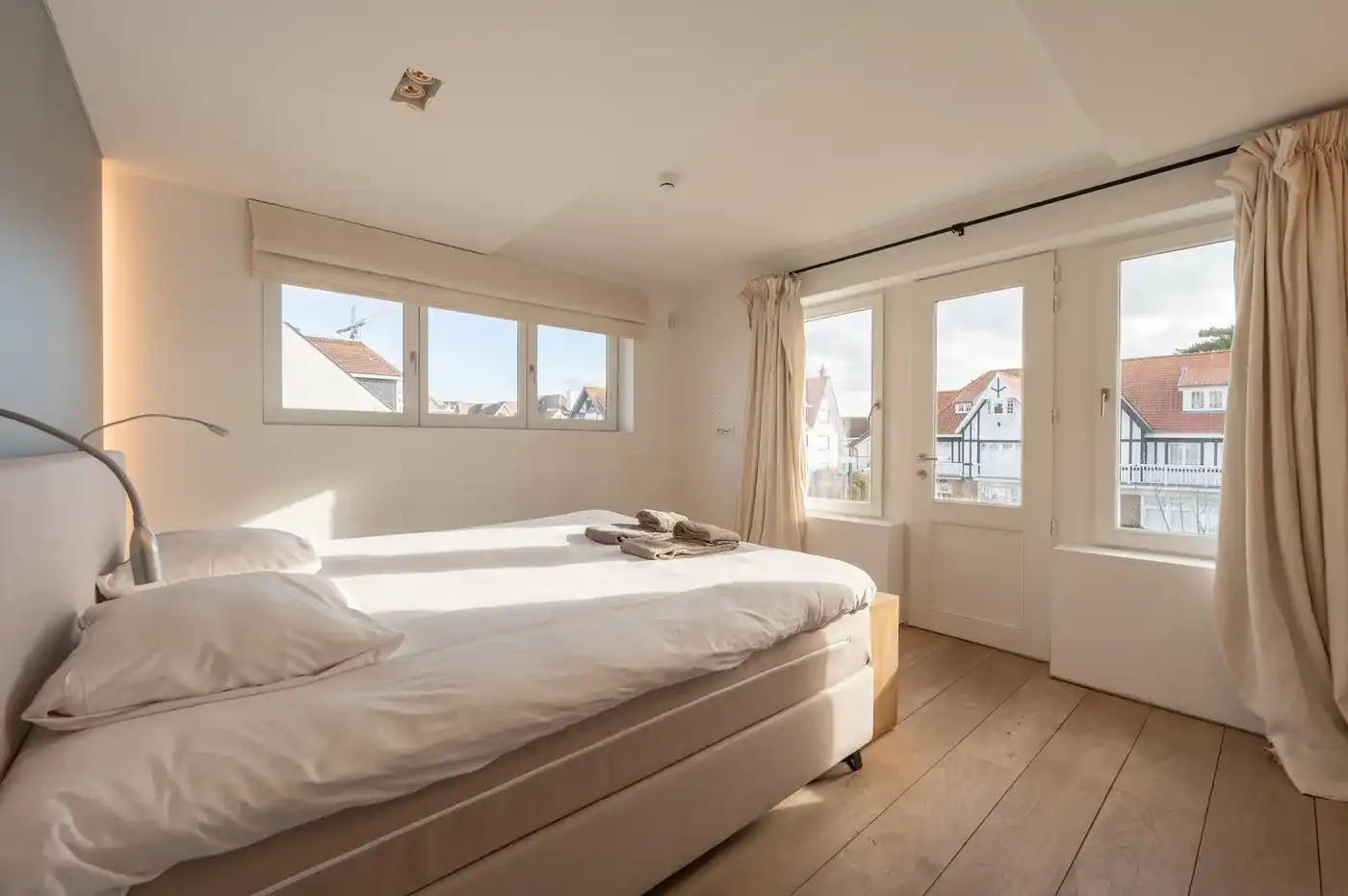 Gerenoveerde villa in Zoute, Knokke-Heist met 4 slaapkamers, tuin, garage, fietsenberging en 227m² hoogwaardige woonruimte. foto 24