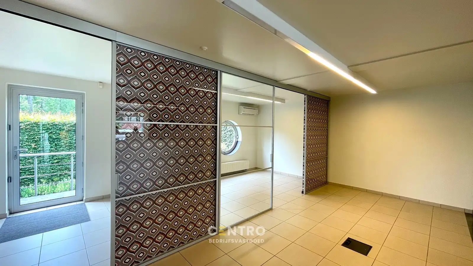 Instapklare & goed geïsoleerde KANTOORRUIMTE met ruime KELDER te huur, langs een strategische invalsweg van Brugge centrum. foto 7
