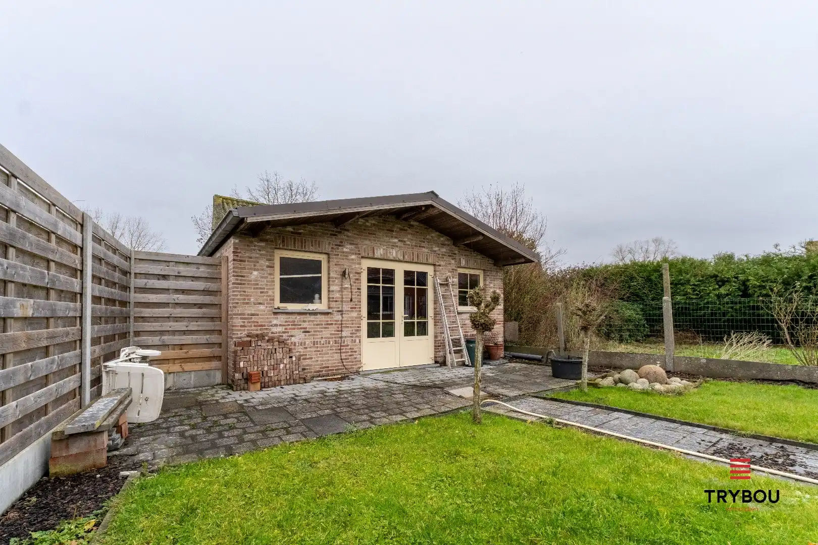 Kloeke woning met tuin, 2 garages en uitweg foto 5