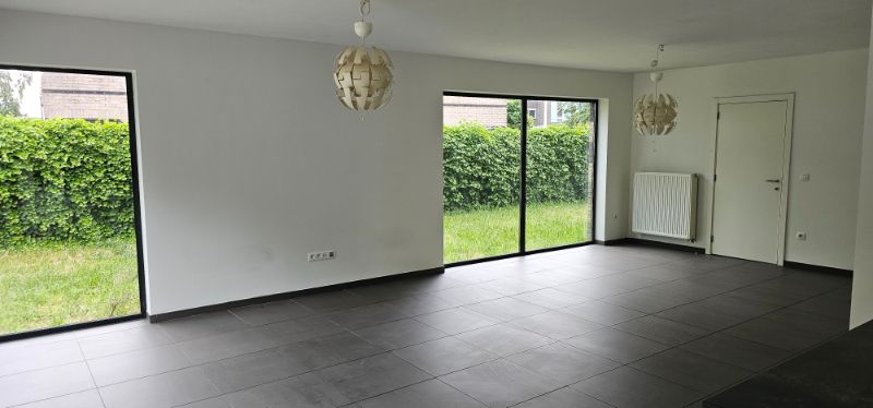 Recente en moderne gezinswoning met drie slaapkamers, garage en tuin foto 4