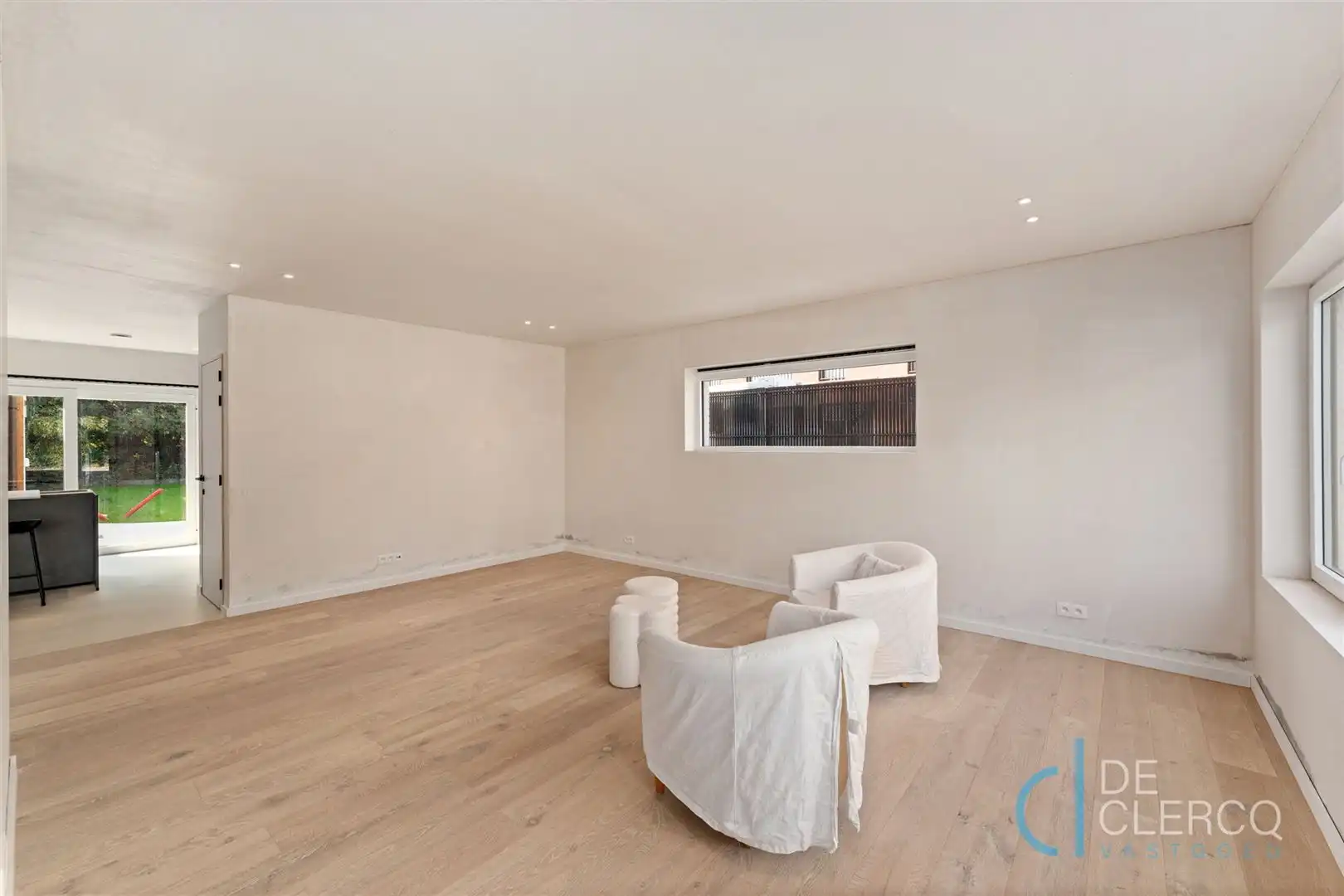 Gerenoveerde woning met oprit te koop in centrum Lochristi!  foto 3