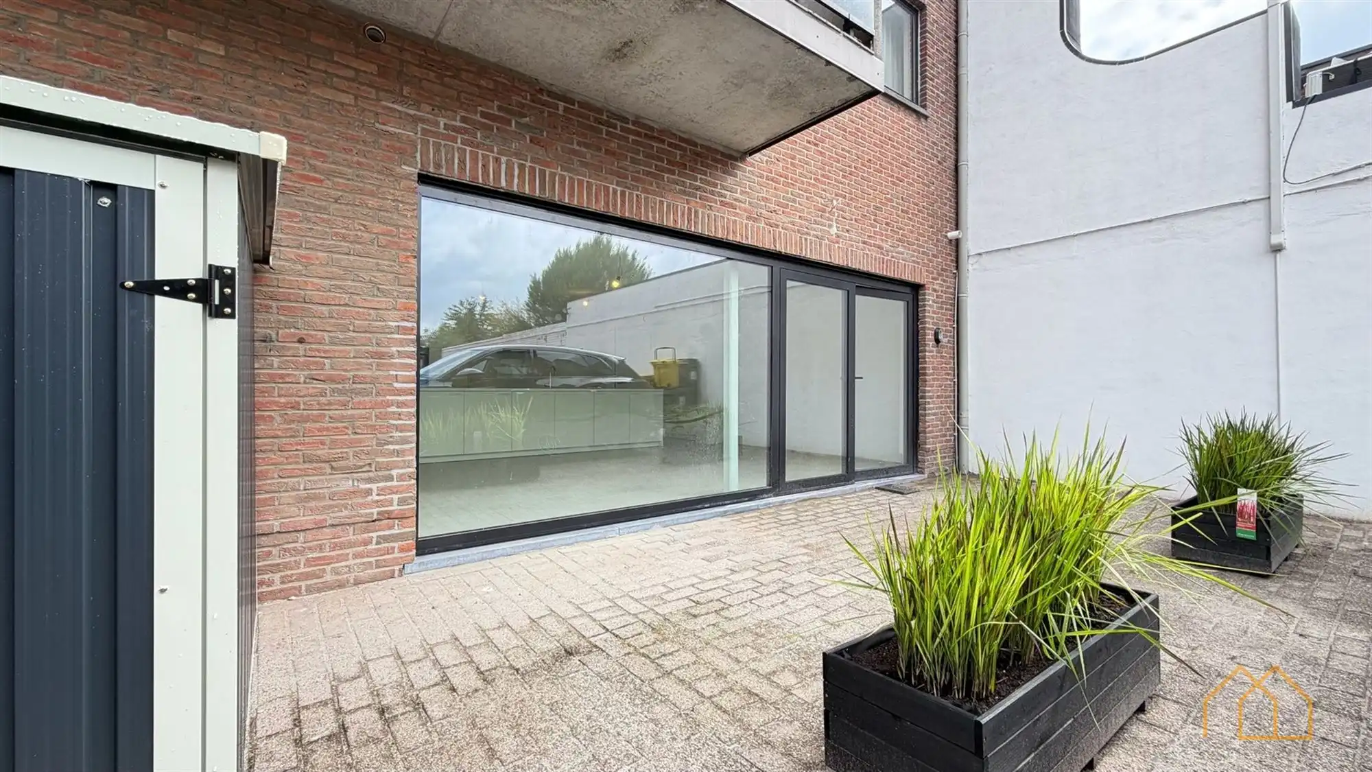 Ruim GLV app met 4slk, terras en carport foto 2