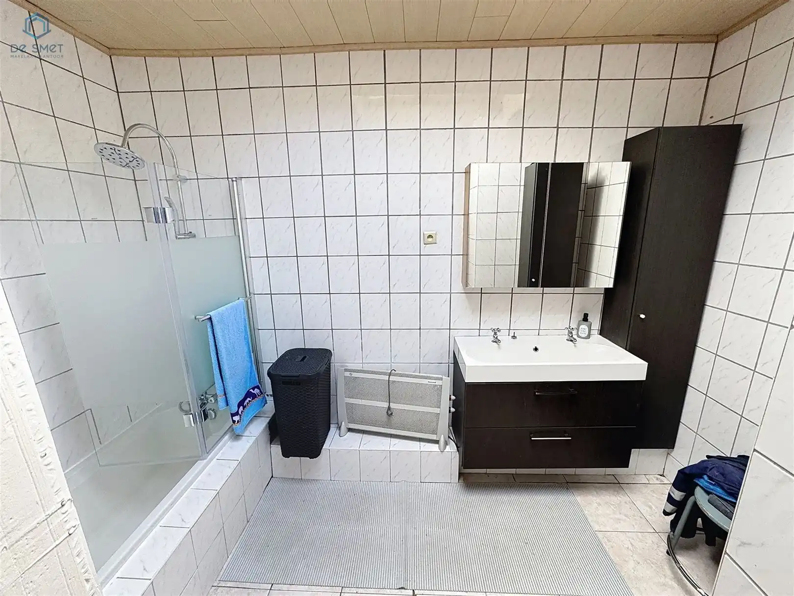 Rustige woning met handelsruimte/loods, 2 slaapkamers en dubbele garage in Beert foto 6