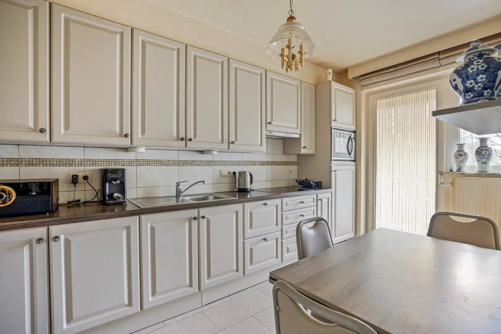 INVESTERINGSPAND: Ruim appartement met garage en zicht op de middeleeuwse Wallen te Tongeren foto 2