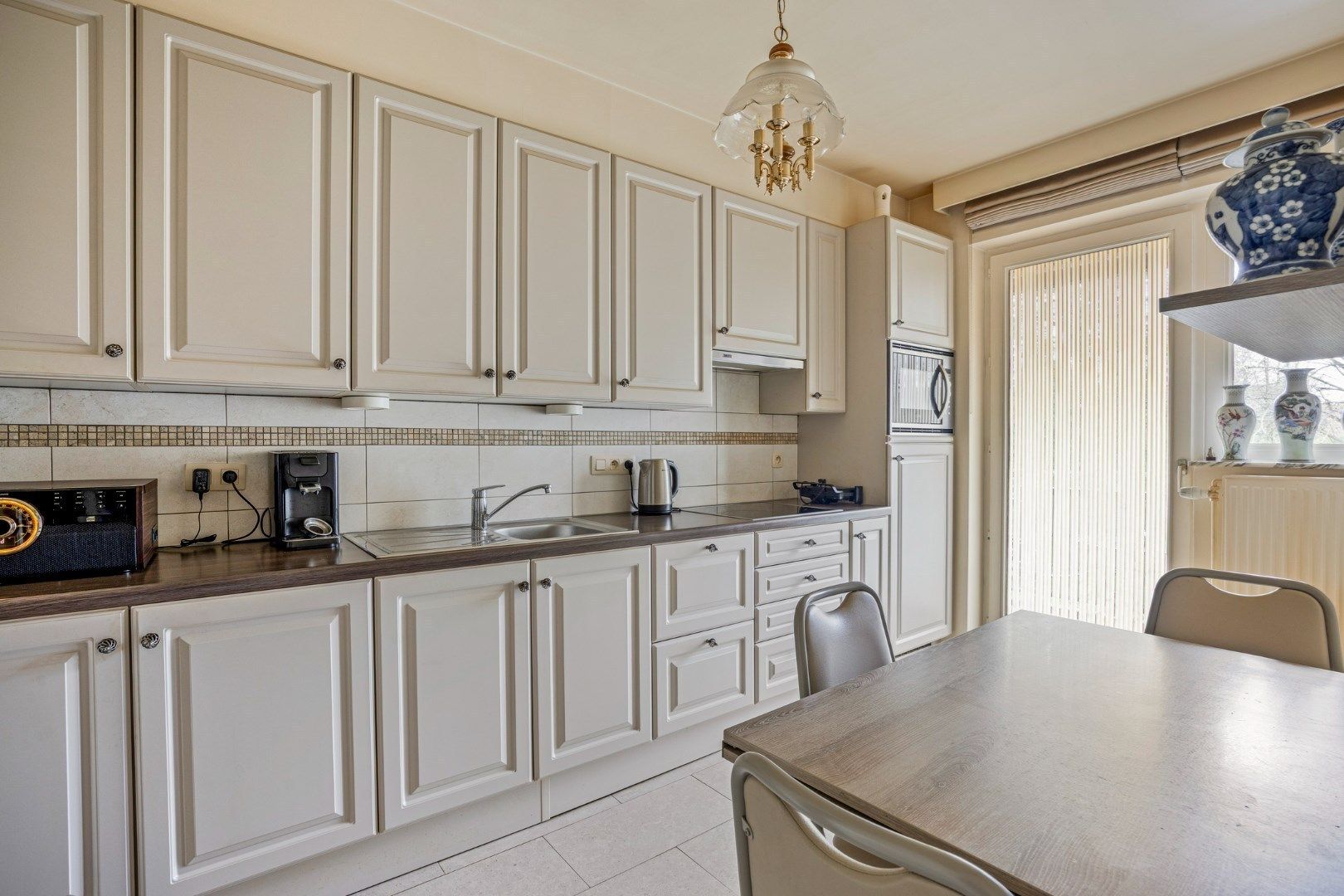 INVESTERINGSPAND: Ruim appartement met garage en zicht op de middeleeuwse Wallen te Tongeren foto 2