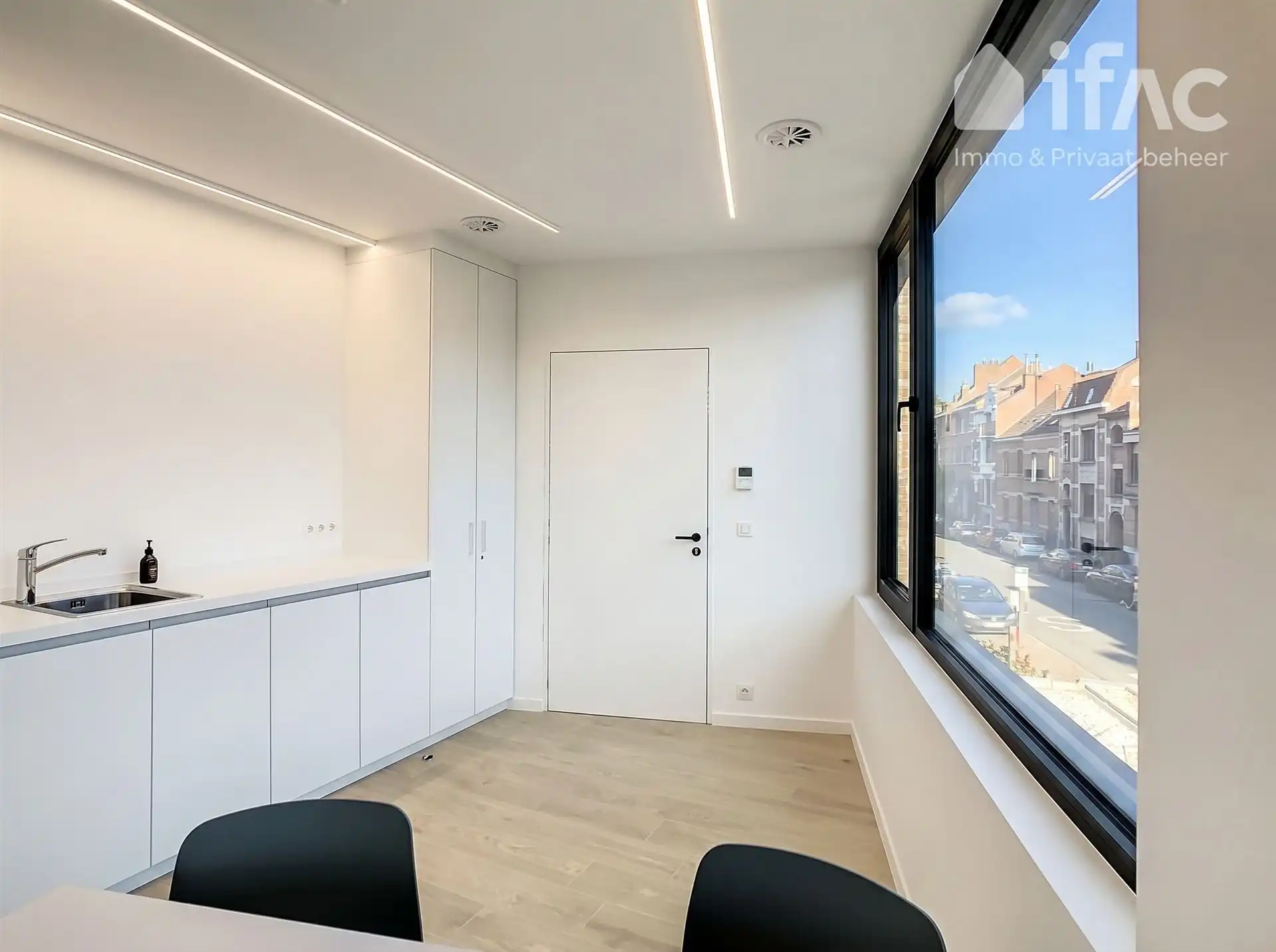 Moderne praktijkruimtes in modern en lichtrijk gebouw foto 23
