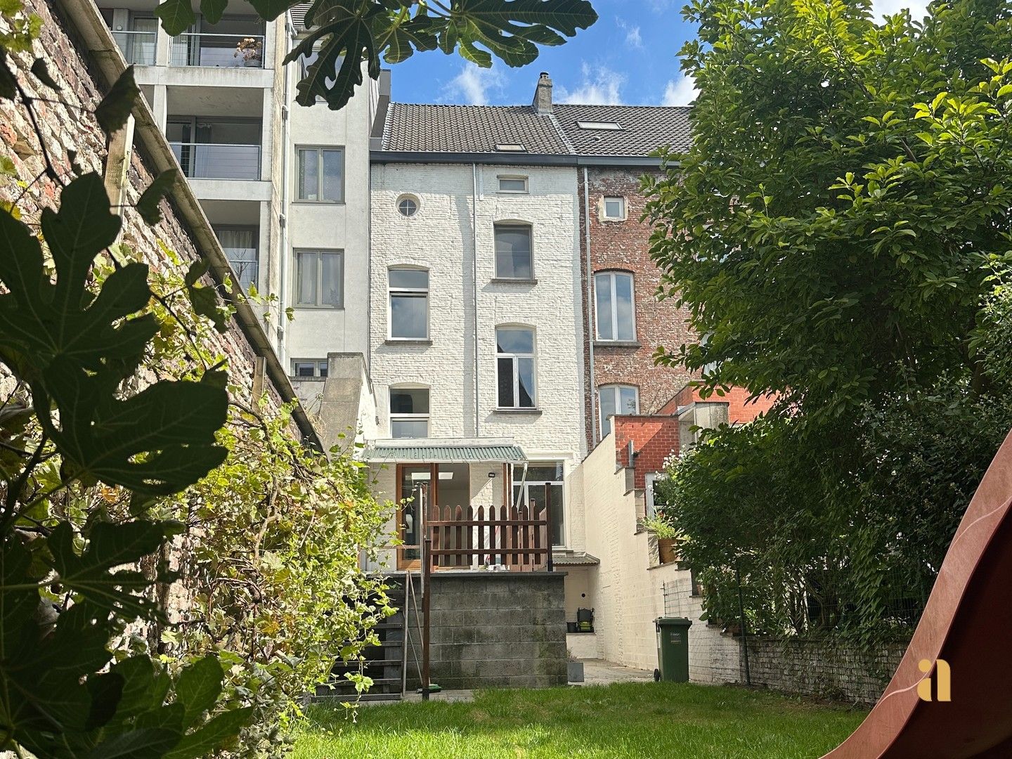 Karaktervol herenhuis waar licht, ruimte & zon elkaar ontmoeten foto {{pictureIndex}}