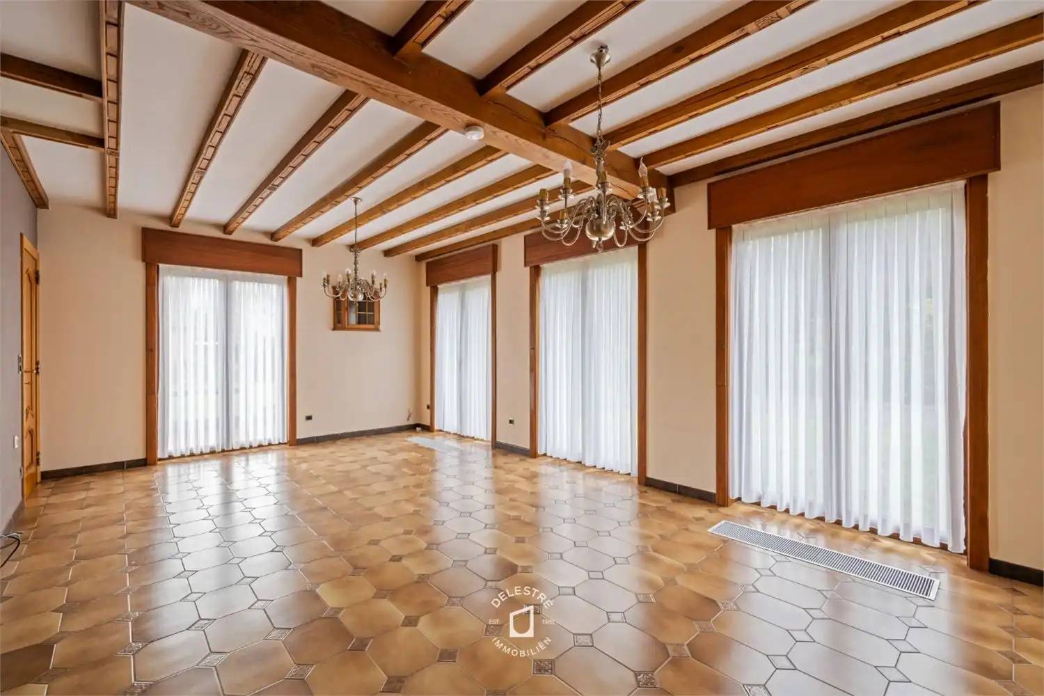 RUSTIG GELEGEN HALFOPEN MET TUIN EN GARAGE foto 8