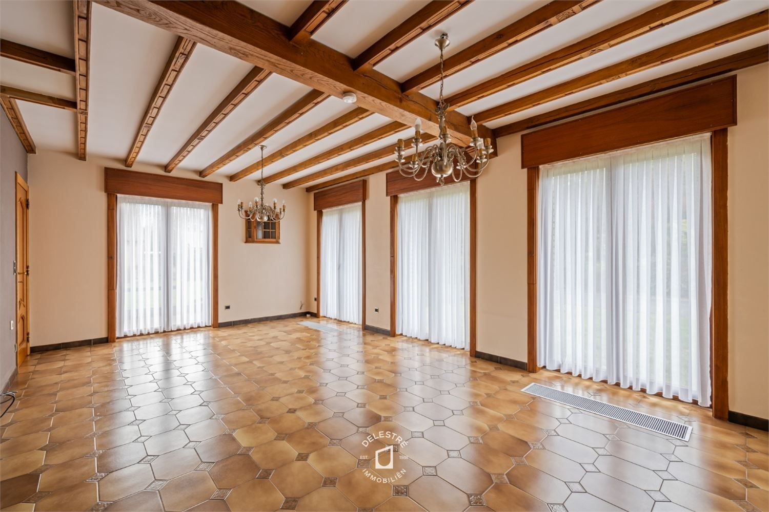 RUSTIG GELEGEN HALFOPEN MET TUIN EN GARAGE foto 8