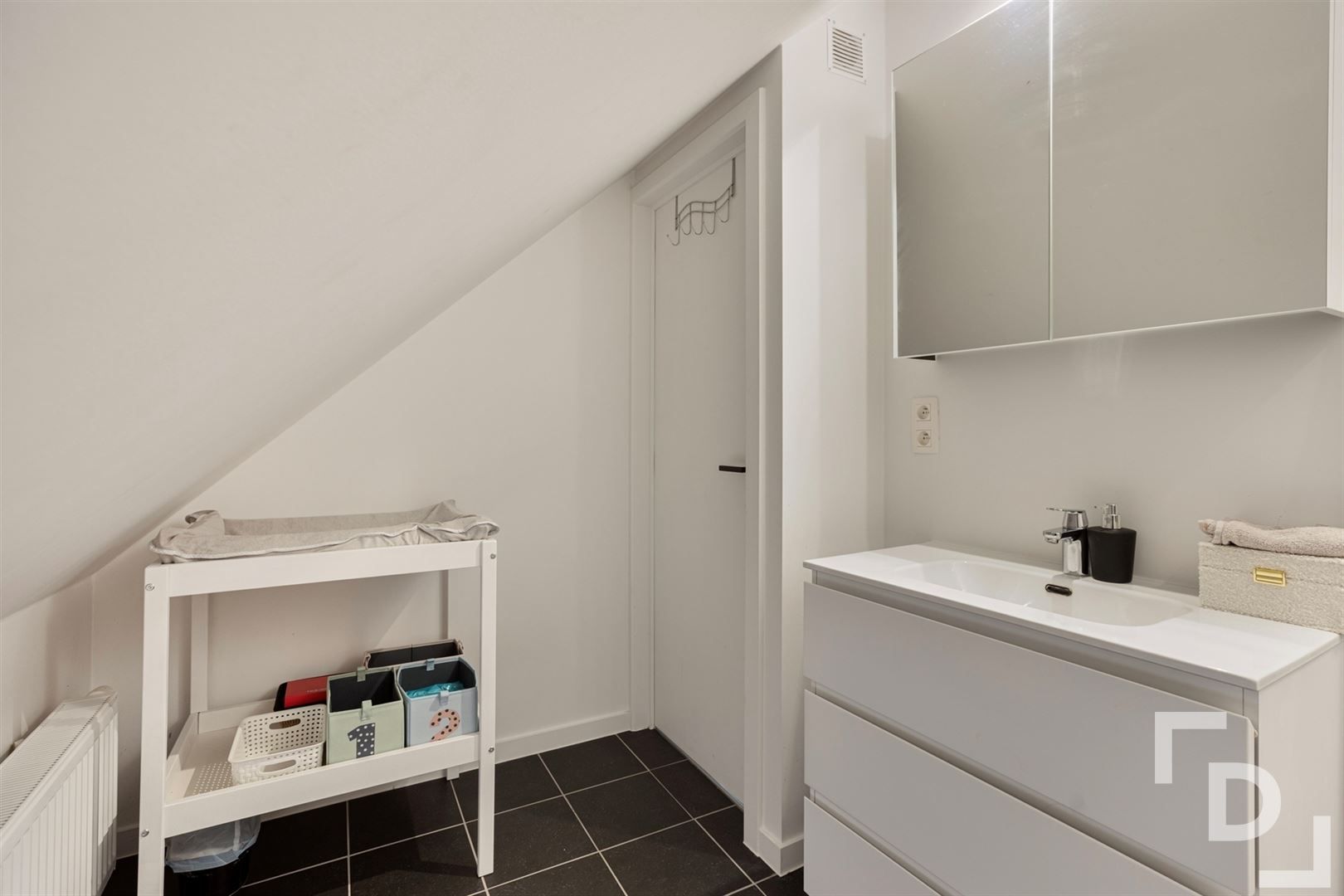Volledig gerenoveerd, compact huis in Vlamertinge. foto 15